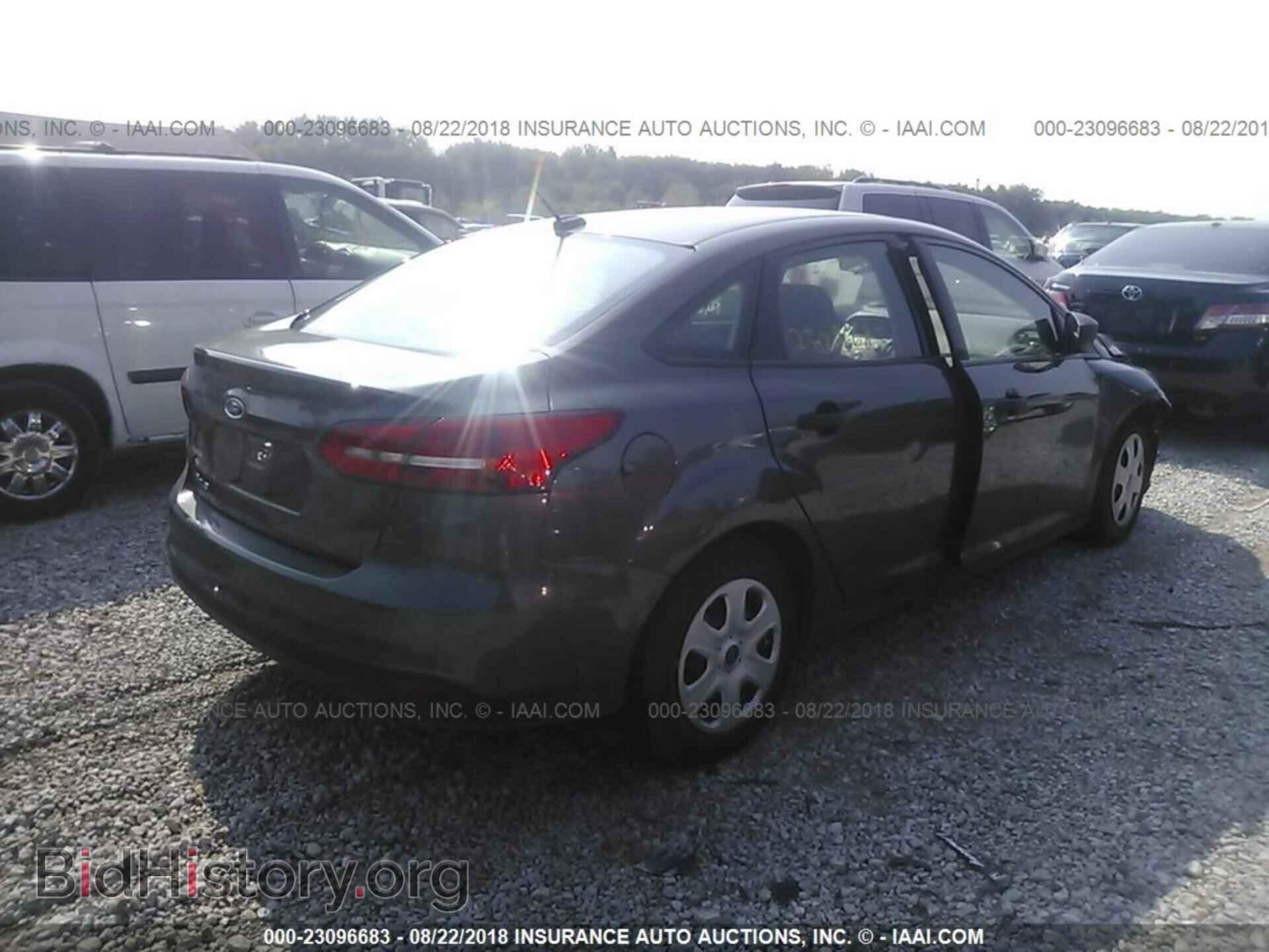 2017 Ford Focus - VIN: 1FADP3E24HL340325 - Photo 4