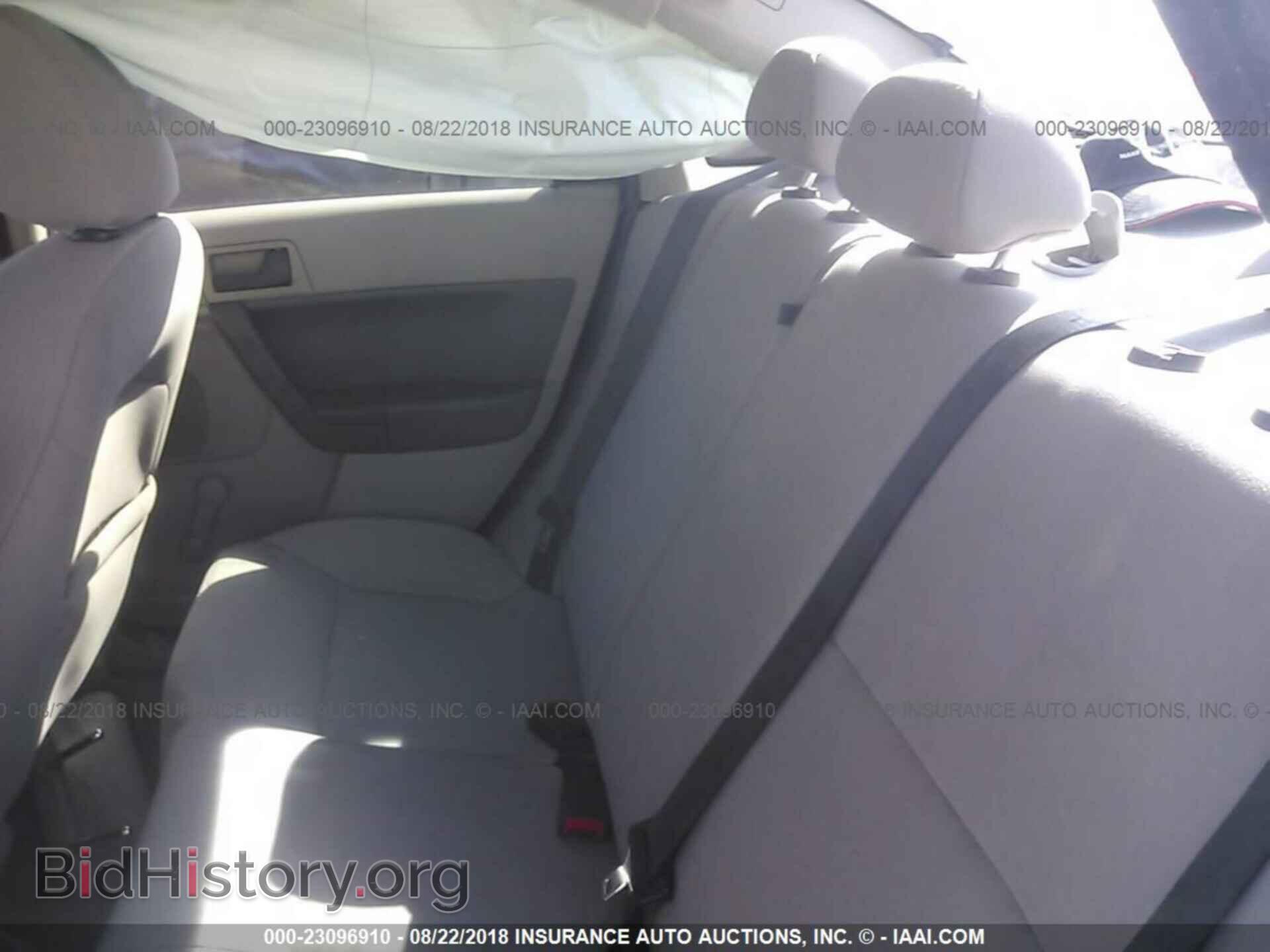 2011 Ford Focus - VIN: 1FAHP3EN7BW148107 - Фото 8