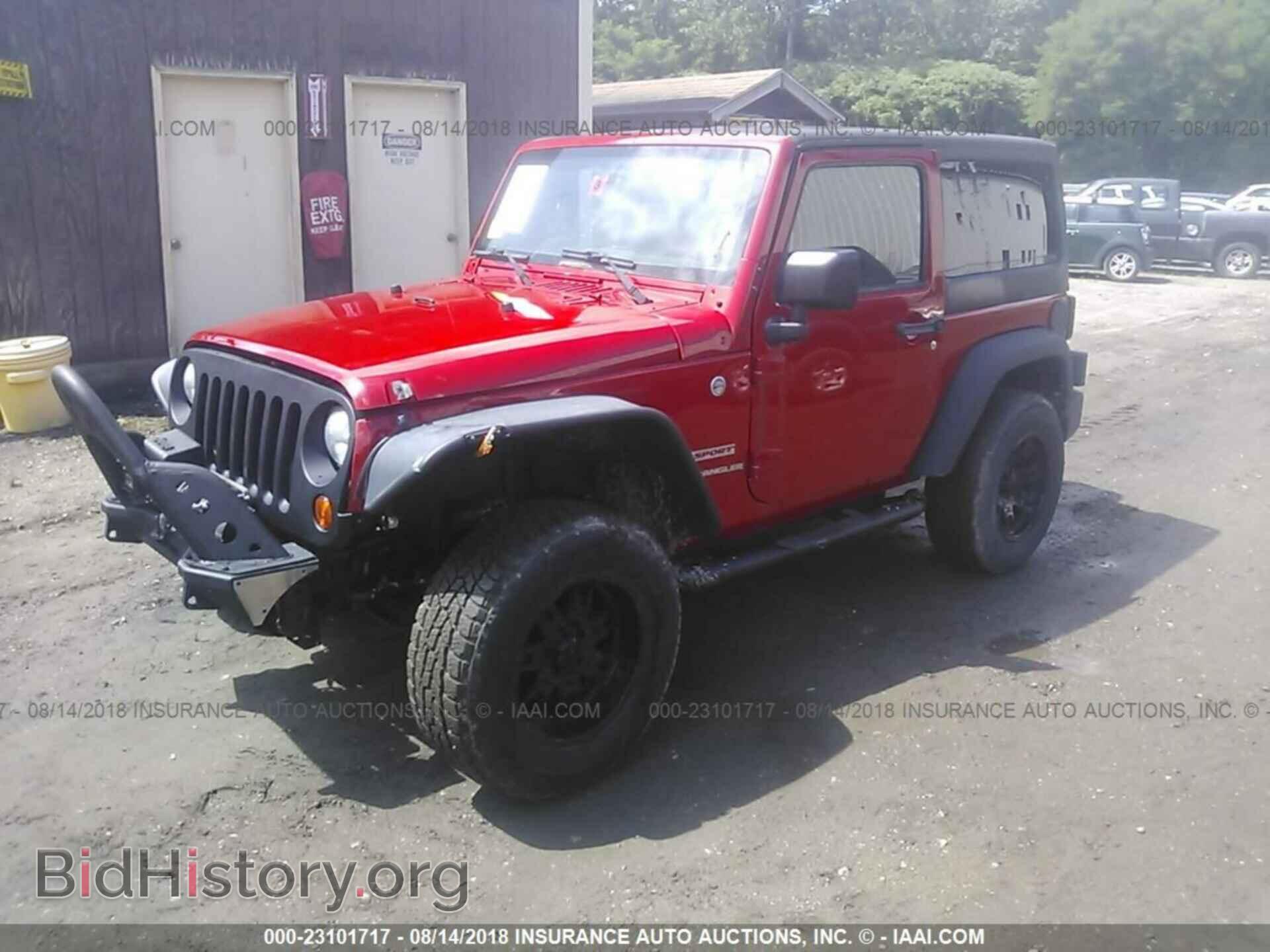 2011 Jeep Wrangler - VIN: 1J4AA2D10BL511297 - Фото 2