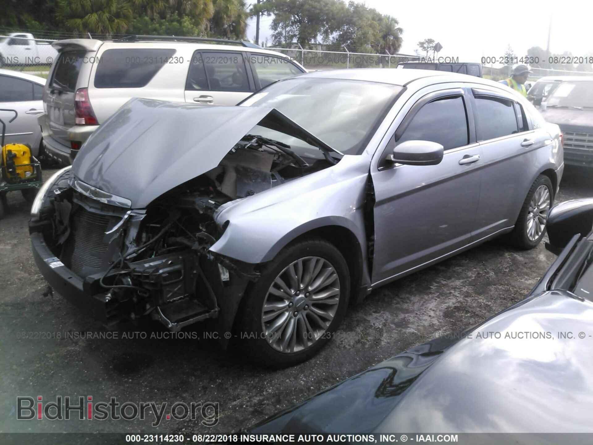 2013 Chrysler 200 - VIN: 1C3CCBAB4DN670647 - Фото 2