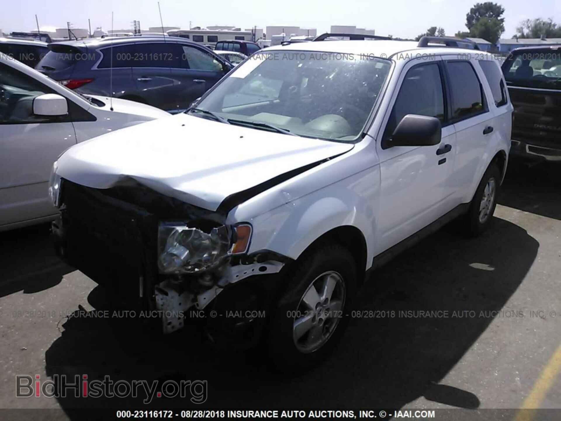2011 Ford Escape - VIN: 1FMCU9D73BKC12634 - Фото 2