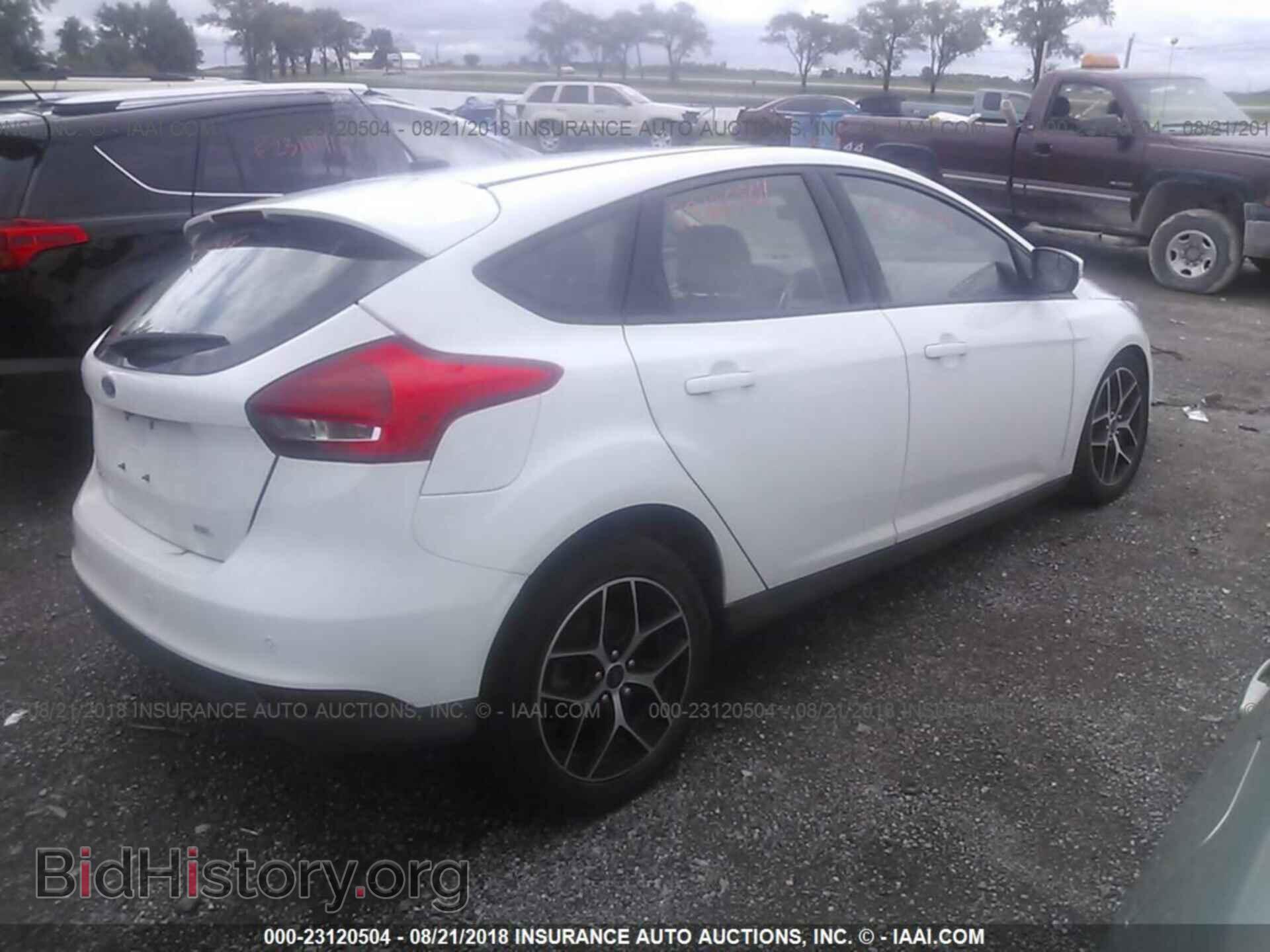2017 Ford Focus - VIN: 1FADP3M25HL303091 - Photo 4