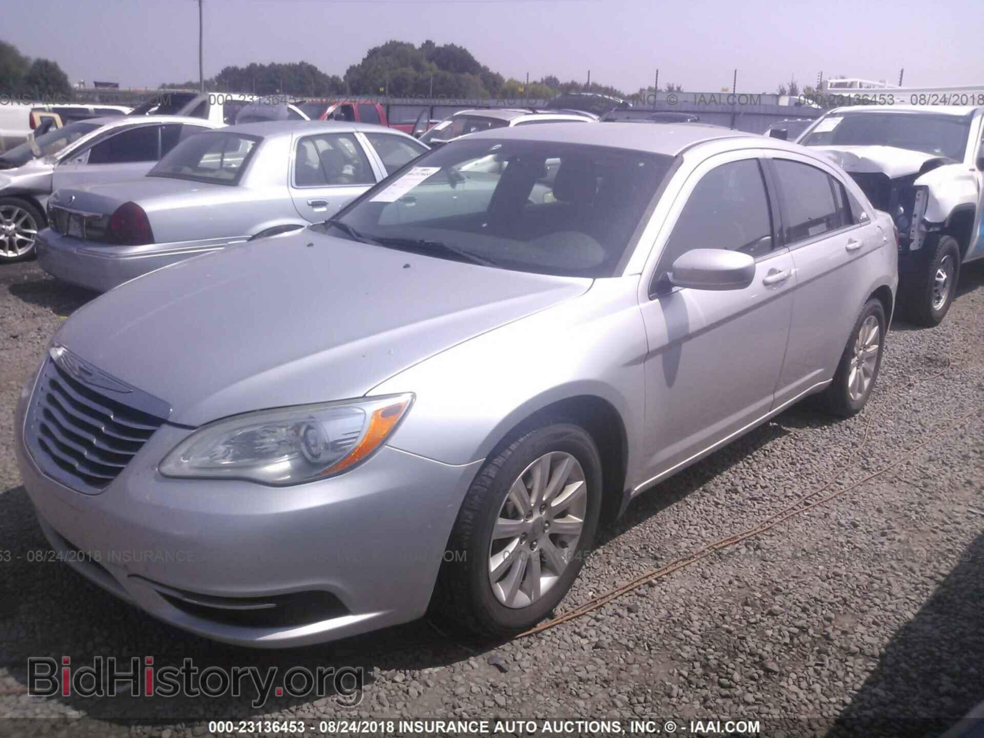 2011 Chrysler 200 - VIN: 1C3BC1FB2BN575256 - Photo 2