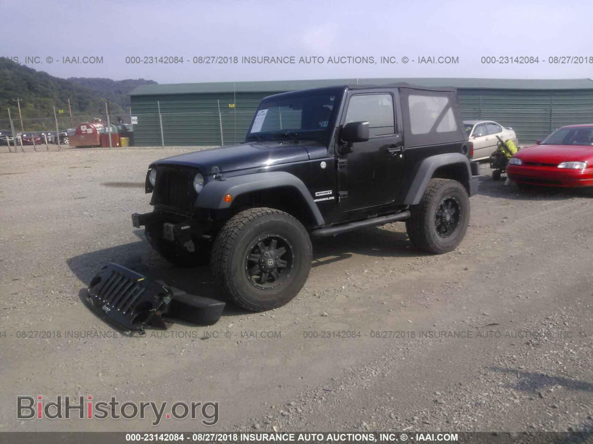 2011 Jeep Wrangler - VIN: 1J4AA2D15BL531612 - Фото 2