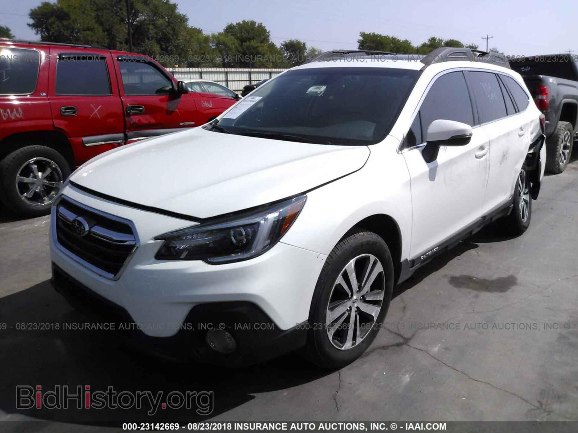 2018 Subaru Outback - VIN: 4S4BSANC3J3297322 - Фото 2