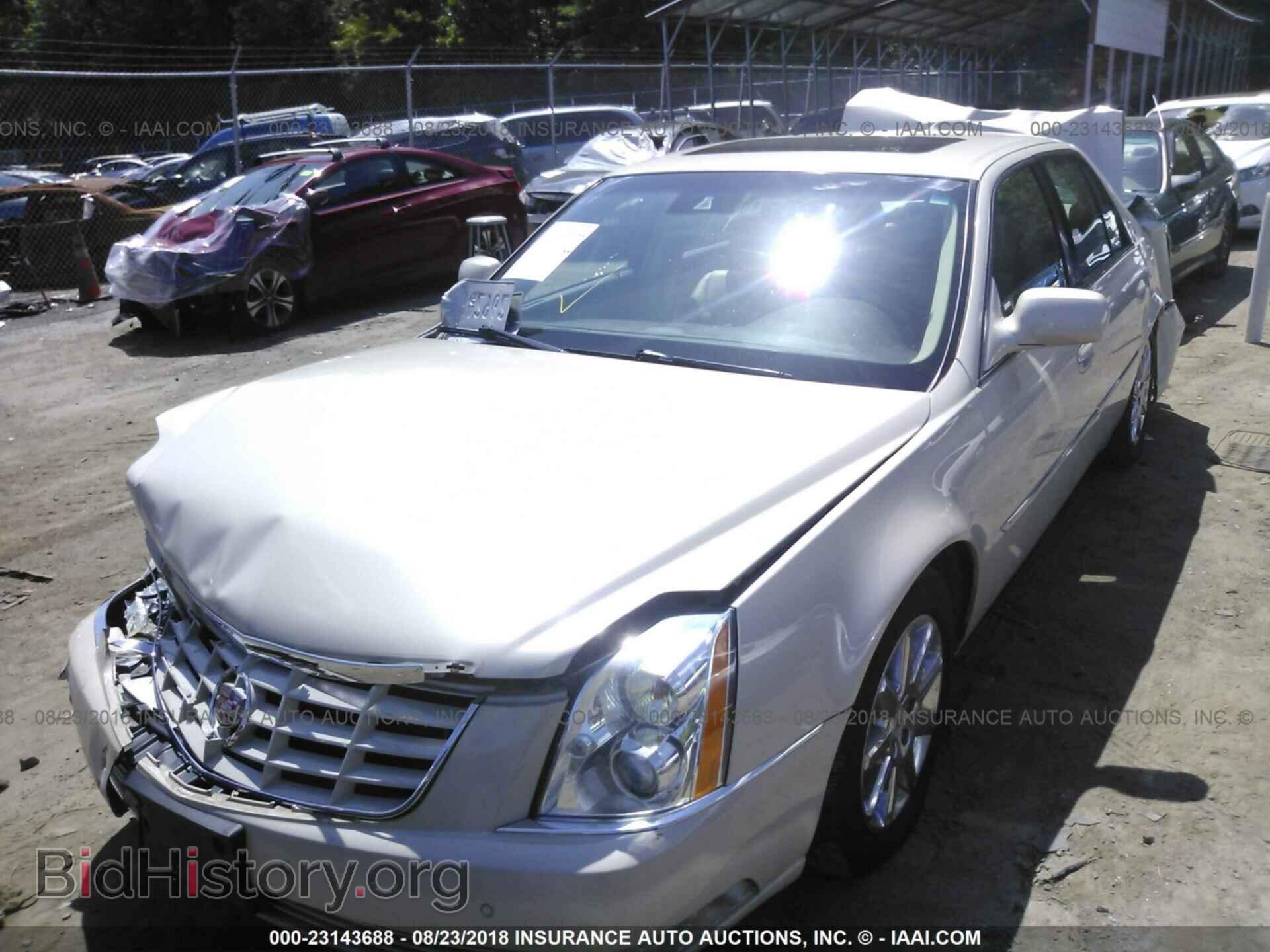 2011 Cadillac Dts - VIN: 1G6KH5E67BU131663 - Photo 2