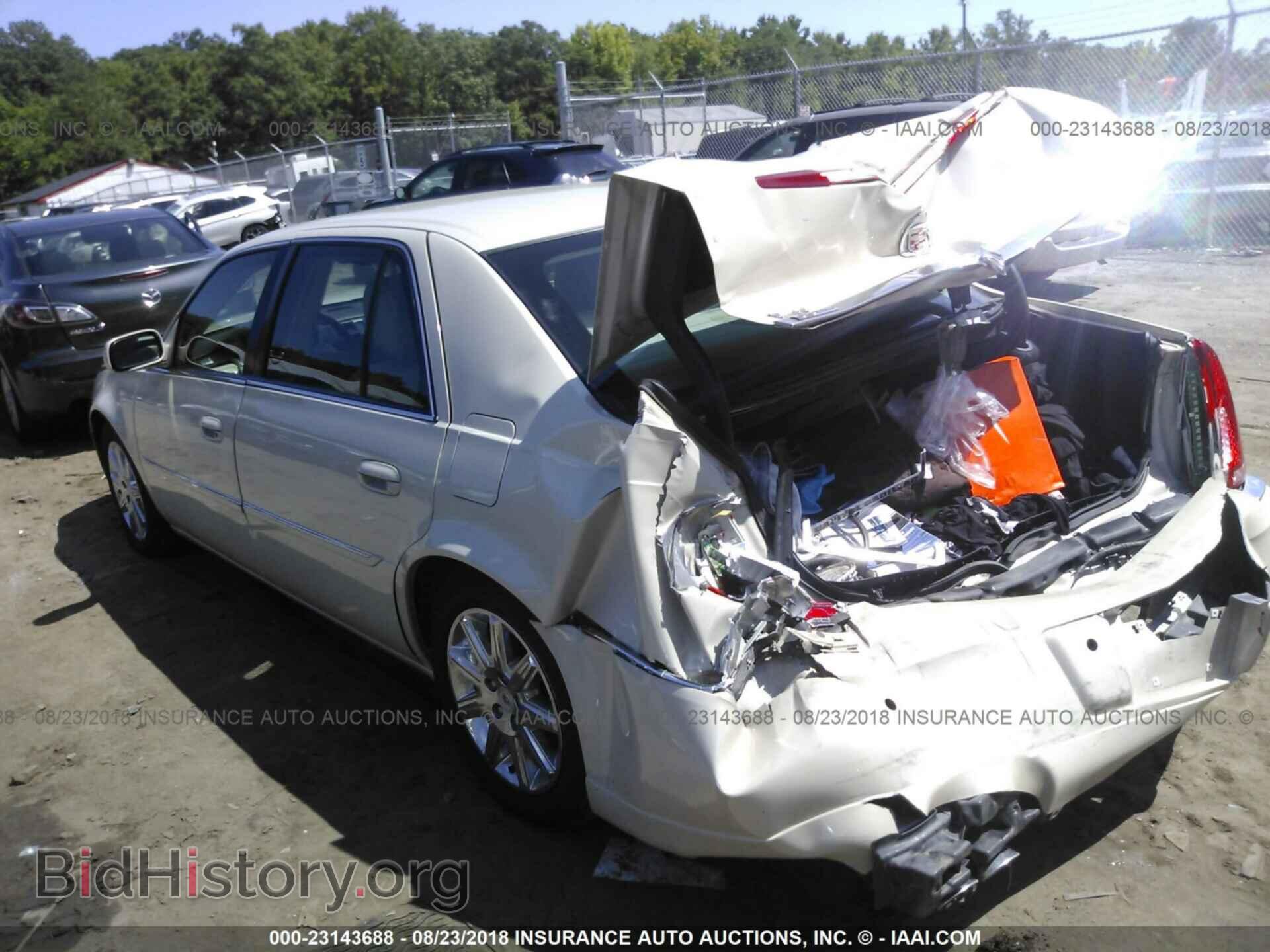 2011 Cadillac Dts - VIN: 1G6KH5E67BU131663 - Photo 3