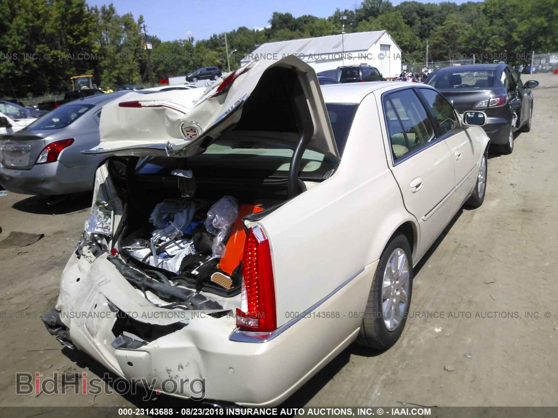2011 Cadillac Dts - VIN: 1G6KH5E67BU131663 - Photo 4