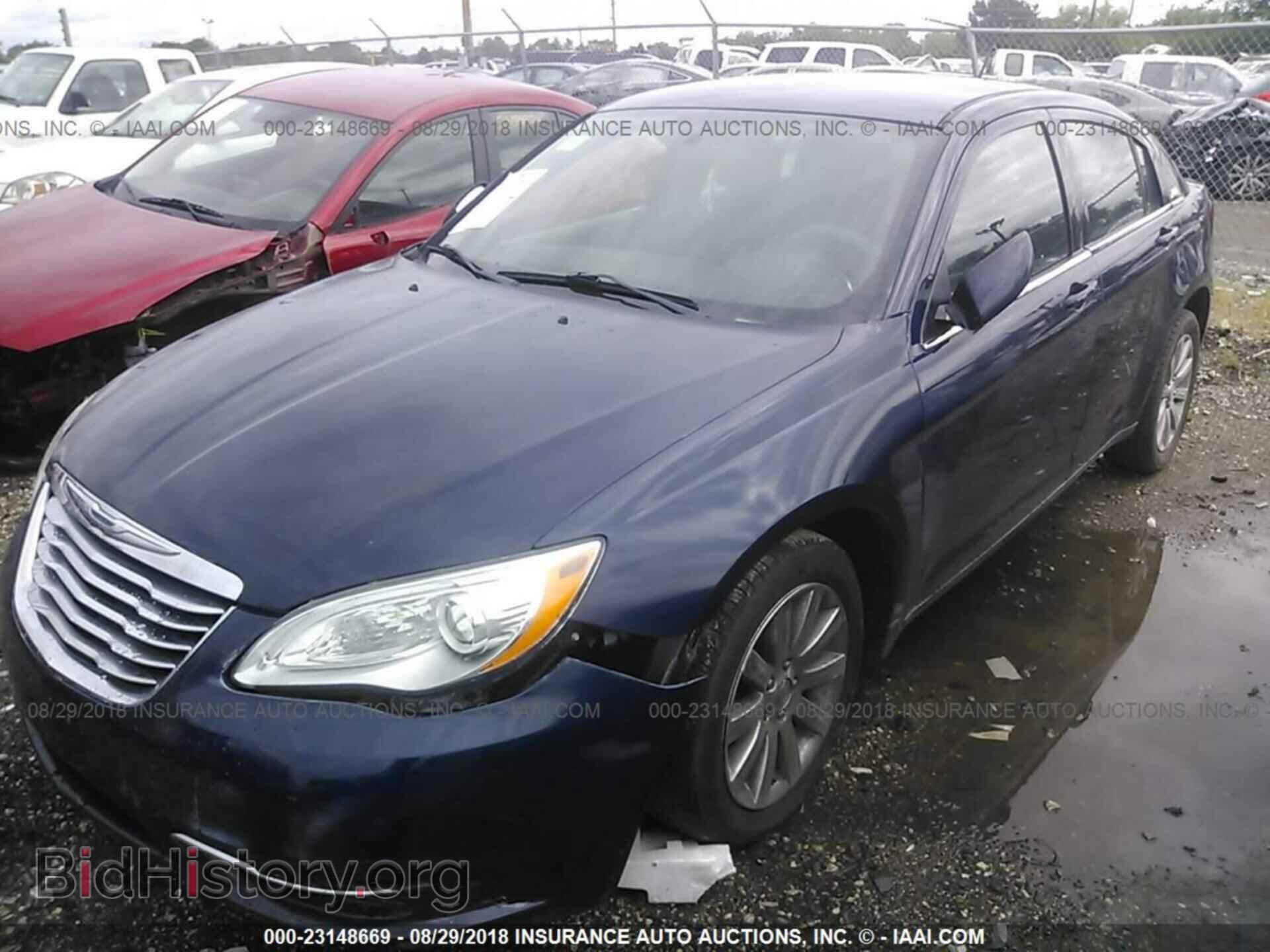 2013 Chrysler 200 - VIN: 1C3CCBBBXDN693803 - Фото 2