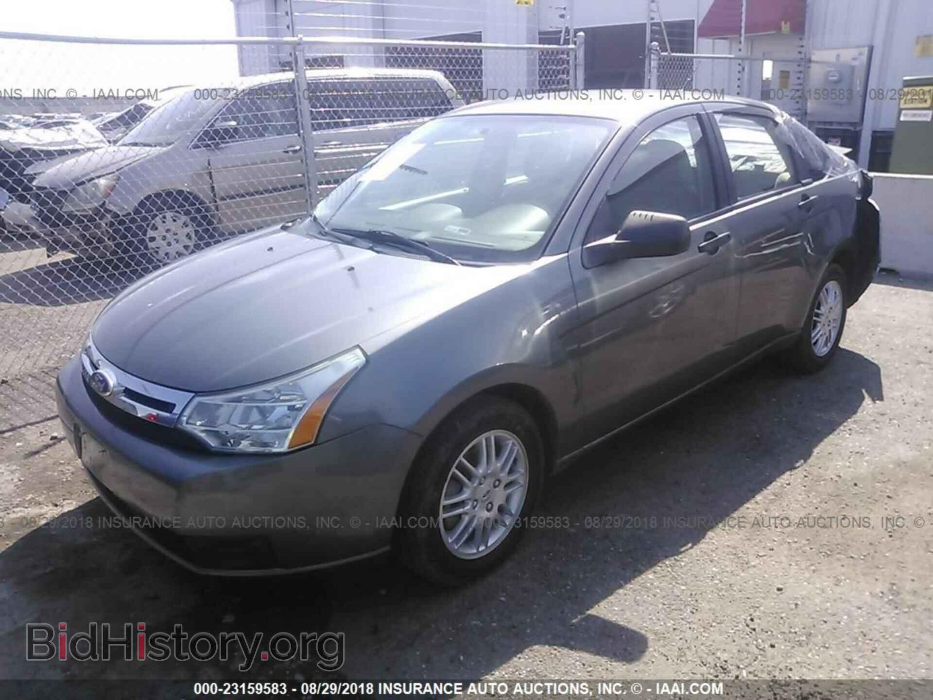 2011 Ford Focus - VIN: 1FAHP3FN4BW180740 - Фото 2