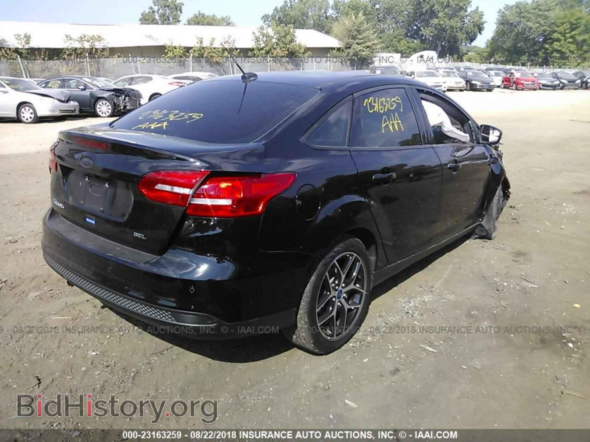 2017 Ford Focus - VIN: 1FADP3H22HL308257 - Photo 4
