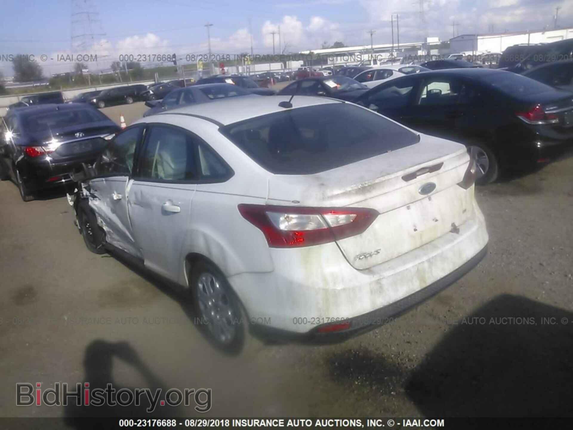 2012 Ford Focus - VIN: 1FAHP3F27CL256010 - Photo 3