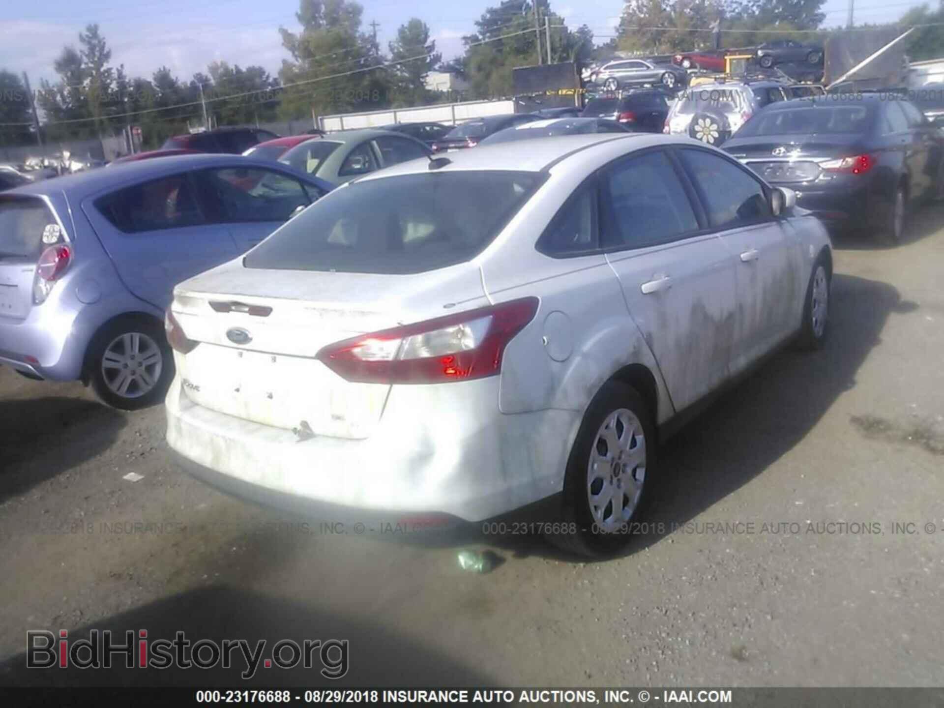 2012 Ford Focus - VIN: 1FAHP3F27CL256010 - Photo 4