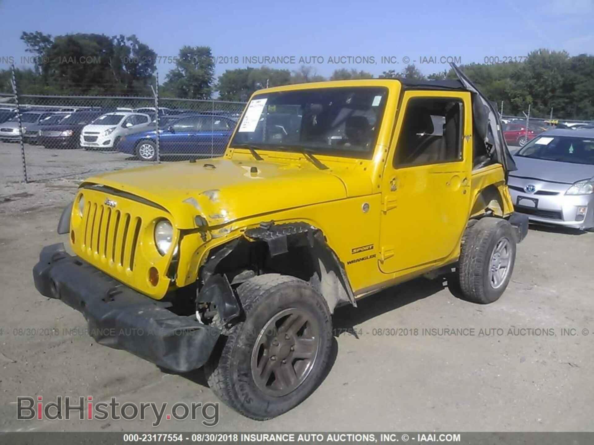 2011 Jeep Wrangler - VIN: 1J4AA2D19BL530138 - Фото 2