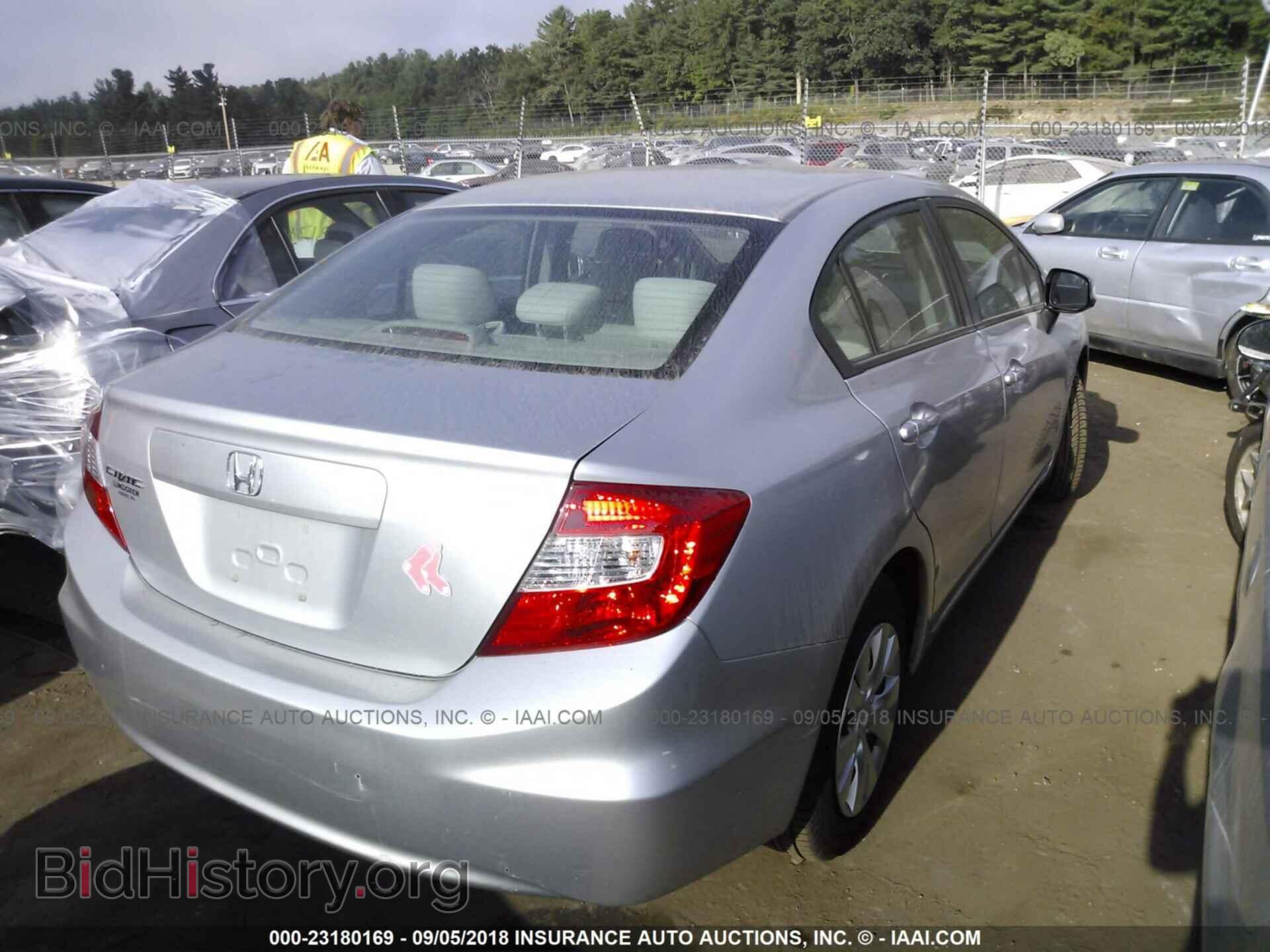 2012 Honda Civic - VIN: 2HGFB2F58CH588802 - Photo 4