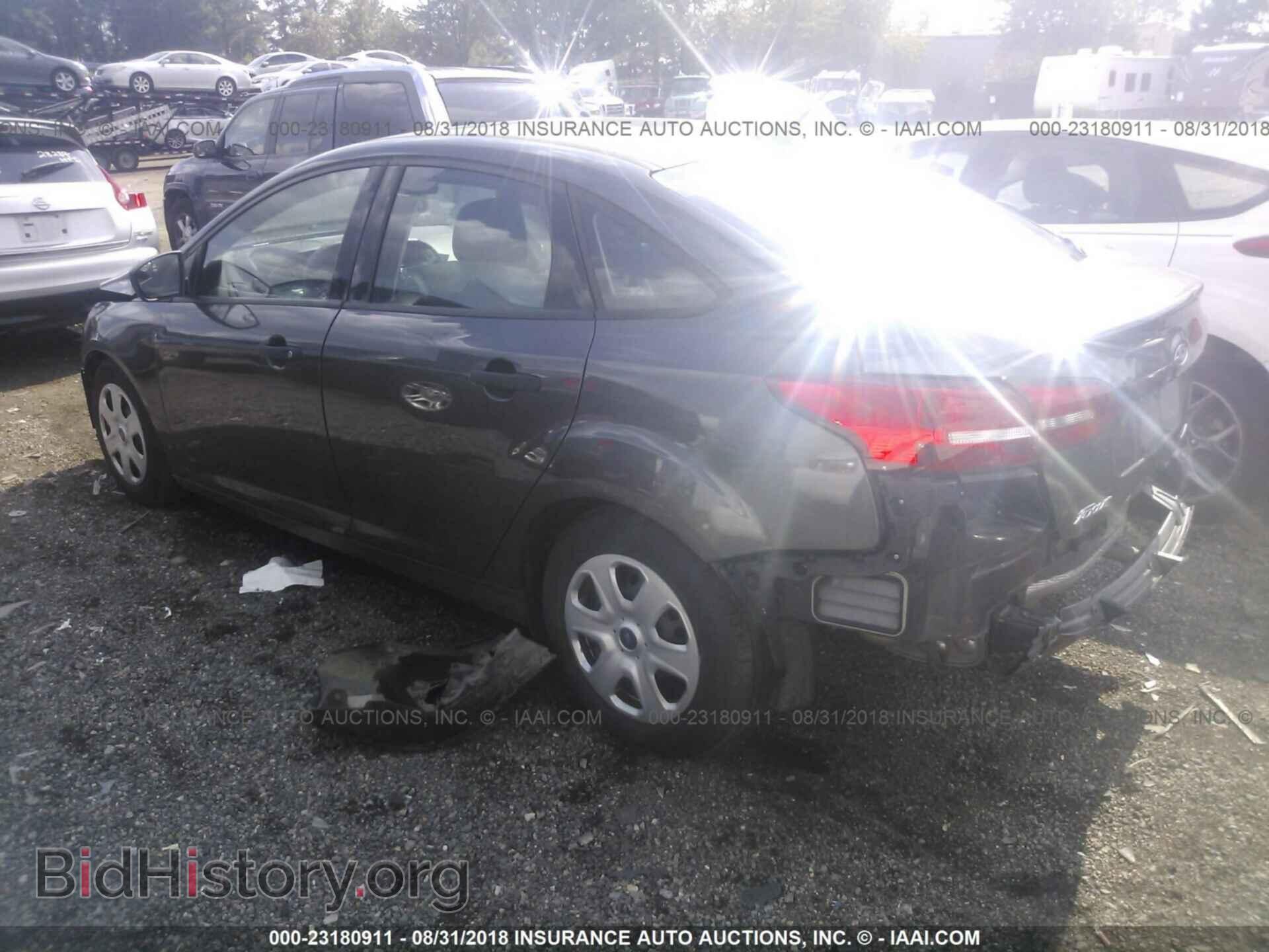 2016 Ford Focus - VIN: 1FADP3E26GL371607 - Photo 3