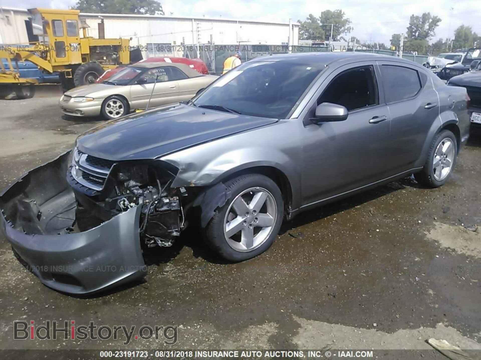 2011 Dodge Avenger - VIN: 1B3BD1FBXBN590923 - Фото 2