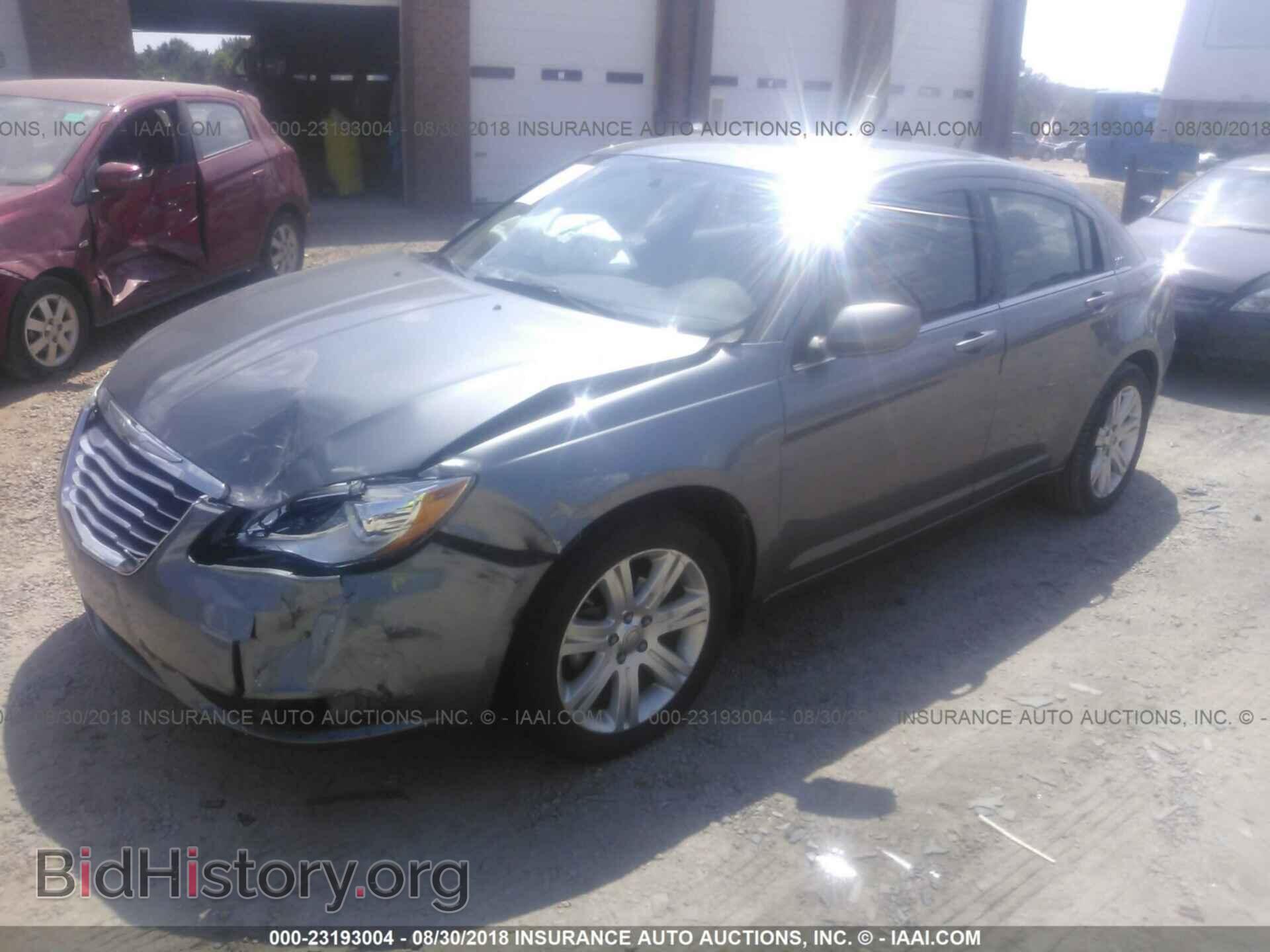 2013 Chrysler 200 - VIN: 1C3CCBBBXDN525434 - Фото 2