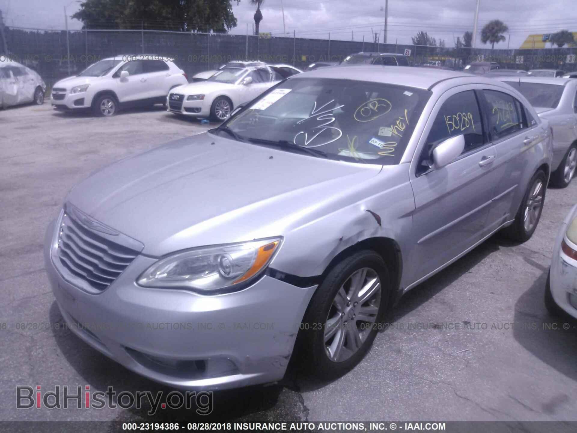 2012 Chrysler 200 - VIN: 1C3CCBAB8CN318119 - Фото 2