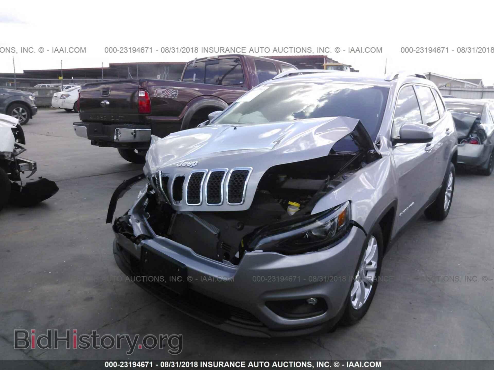 2019 Jeep Cherokee - VIN: 1C4PJLCB2KD143778 - Photo 2
