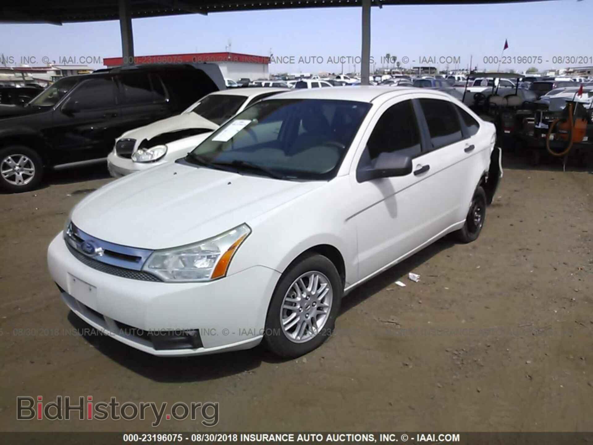 2011 Ford Focus - VIN: 1FAHP3FN6BW190654 - Фото 2