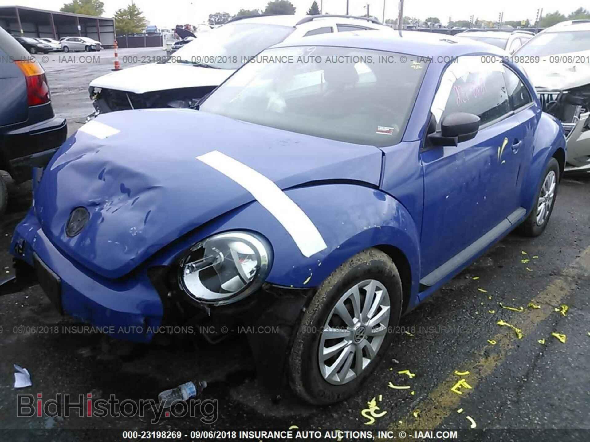 2012 Volkswagen Beetle - VIN: 3VWFP7AT0CM624063 - Фото 2
