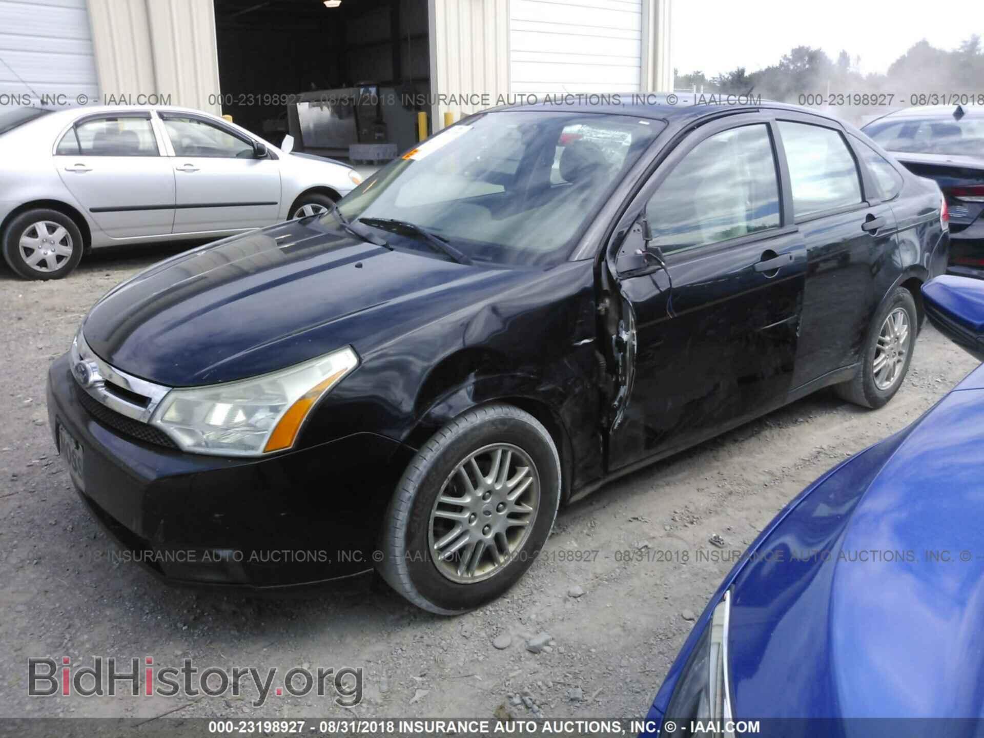 2011 Ford Focus - VIN: 1FAHP3FN4BW132686 - Фото 2