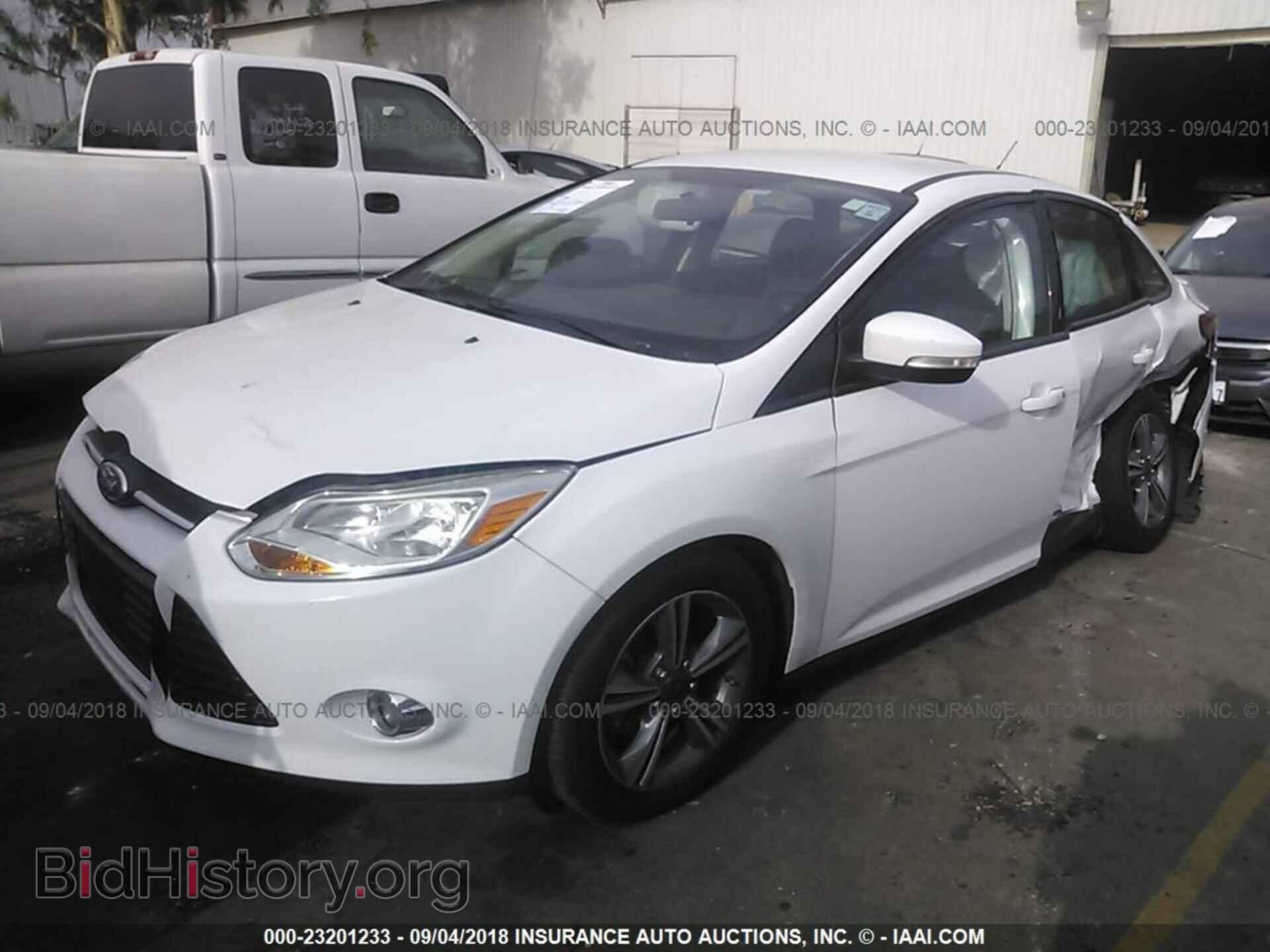 2014 Ford Focus - VIN: 1FADP3F23EL240954 - Фото 2