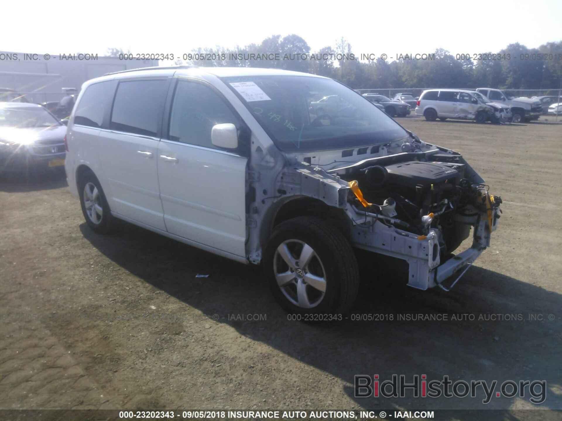 Photo 2V4RW3DG5BR718138 - Volkswagen Routan 2011