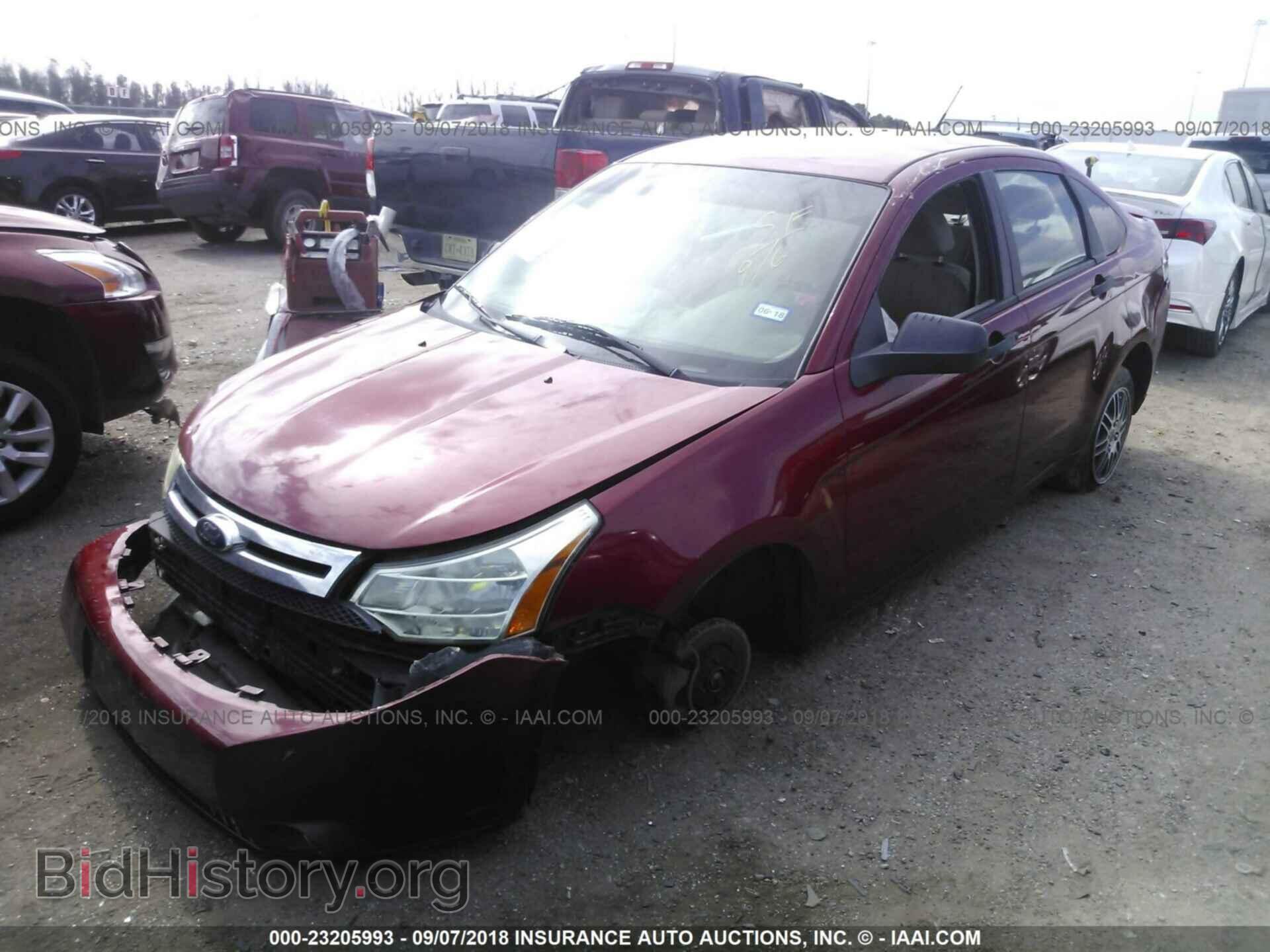 2011 Ford Focus - VIN: 1FAHP3FN8BW147823 - Фото 2