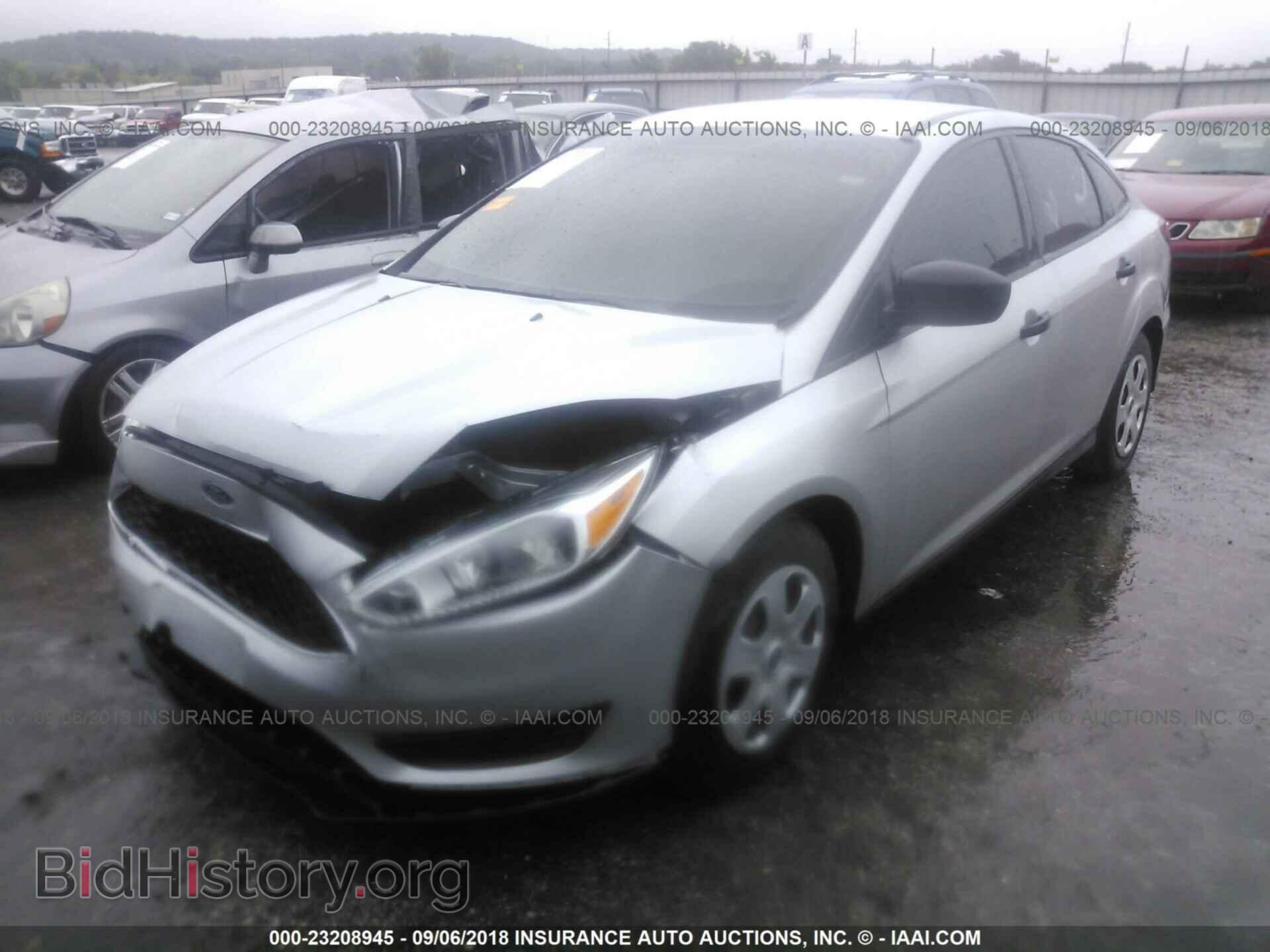 2017 Ford Focus - VIN: 1FADP3E25HL303381 - Photo 2