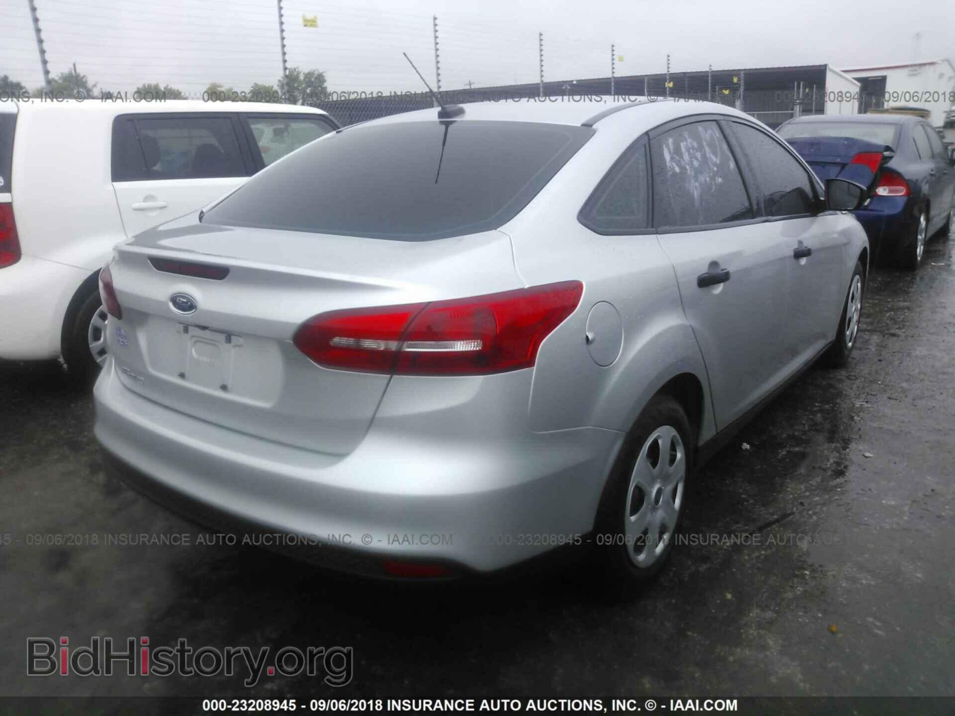 2017 Ford Focus - VIN: 1FADP3E25HL303381 - Photo 4