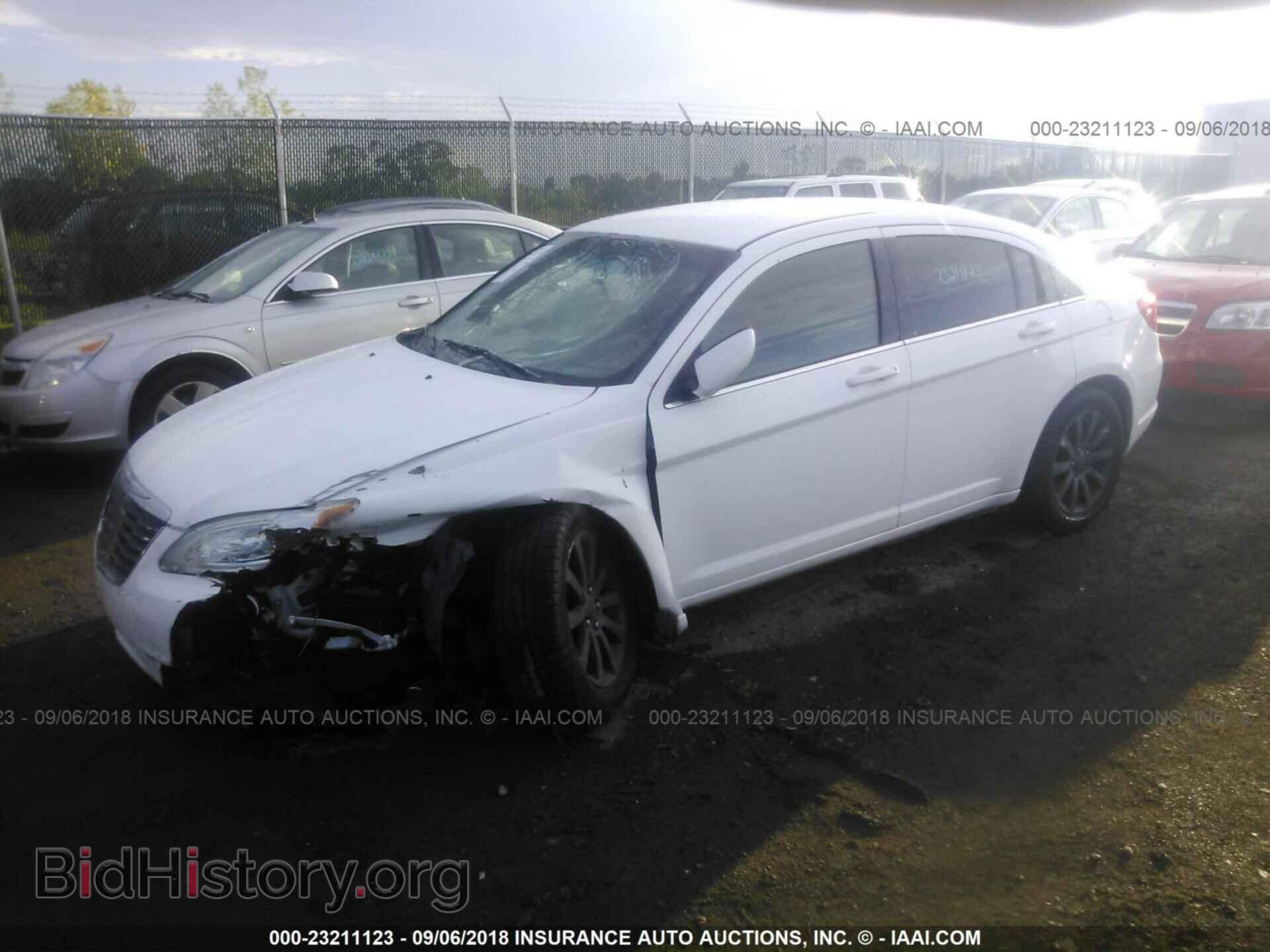 2014 Chrysler 200 - VIN: 1C3CCBBG3EN114356 - Photo 2