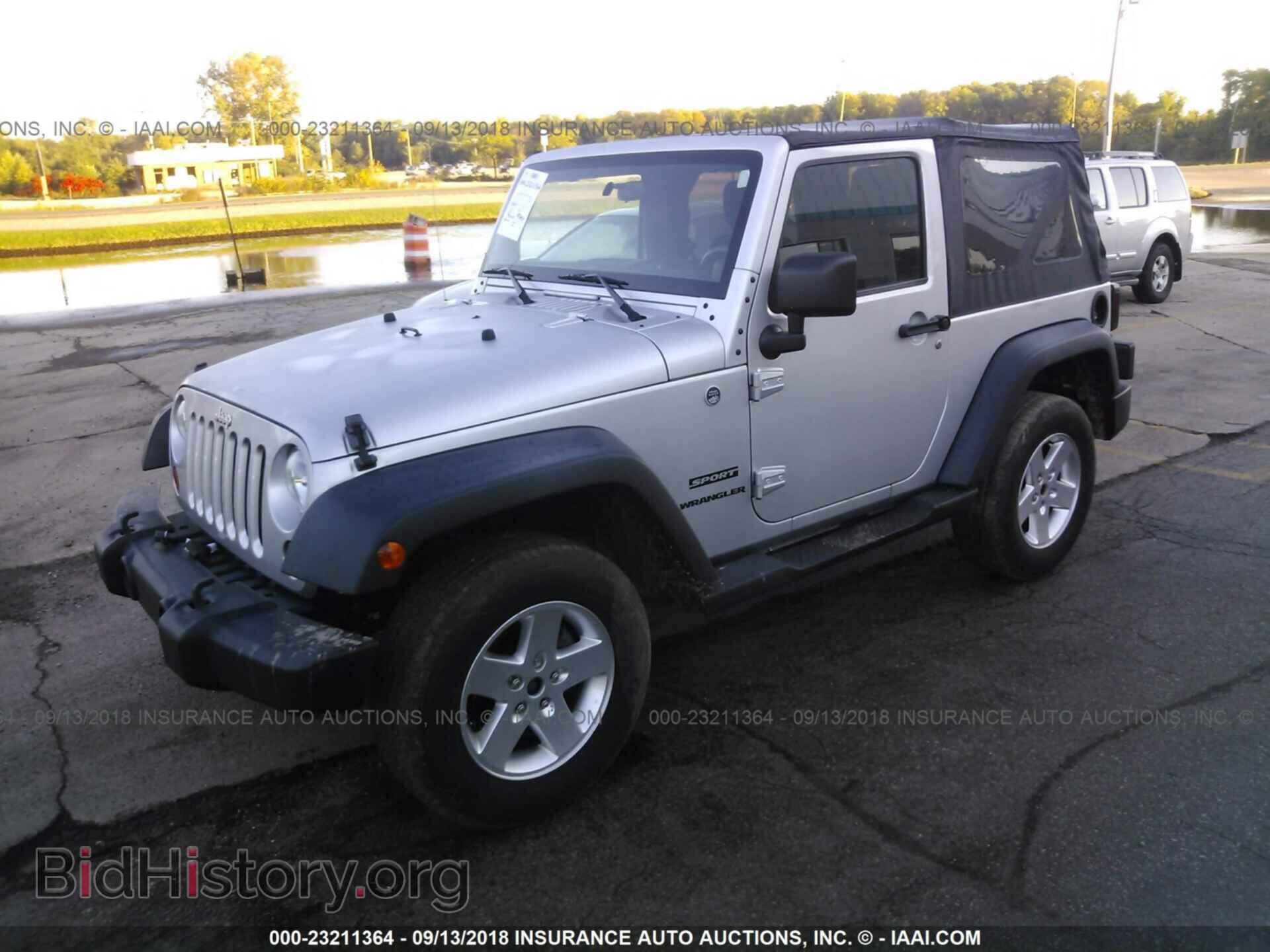 2011 Jeep Wrangler - VIN: 1J4AA2D16BL525513 - Фото 2