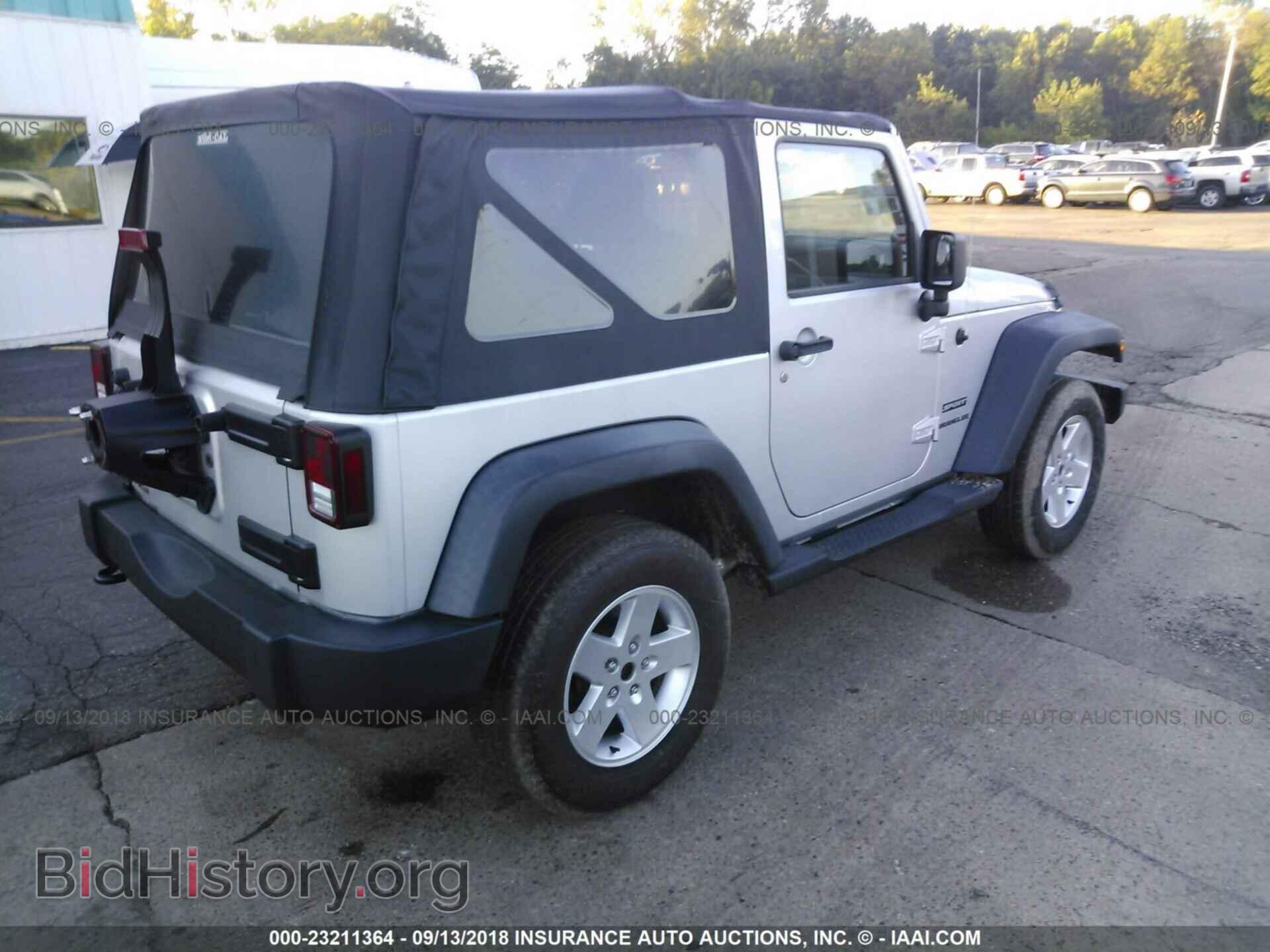 2011 Jeep Wrangler - VIN: 1J4AA2D16BL525513 - Фото 4