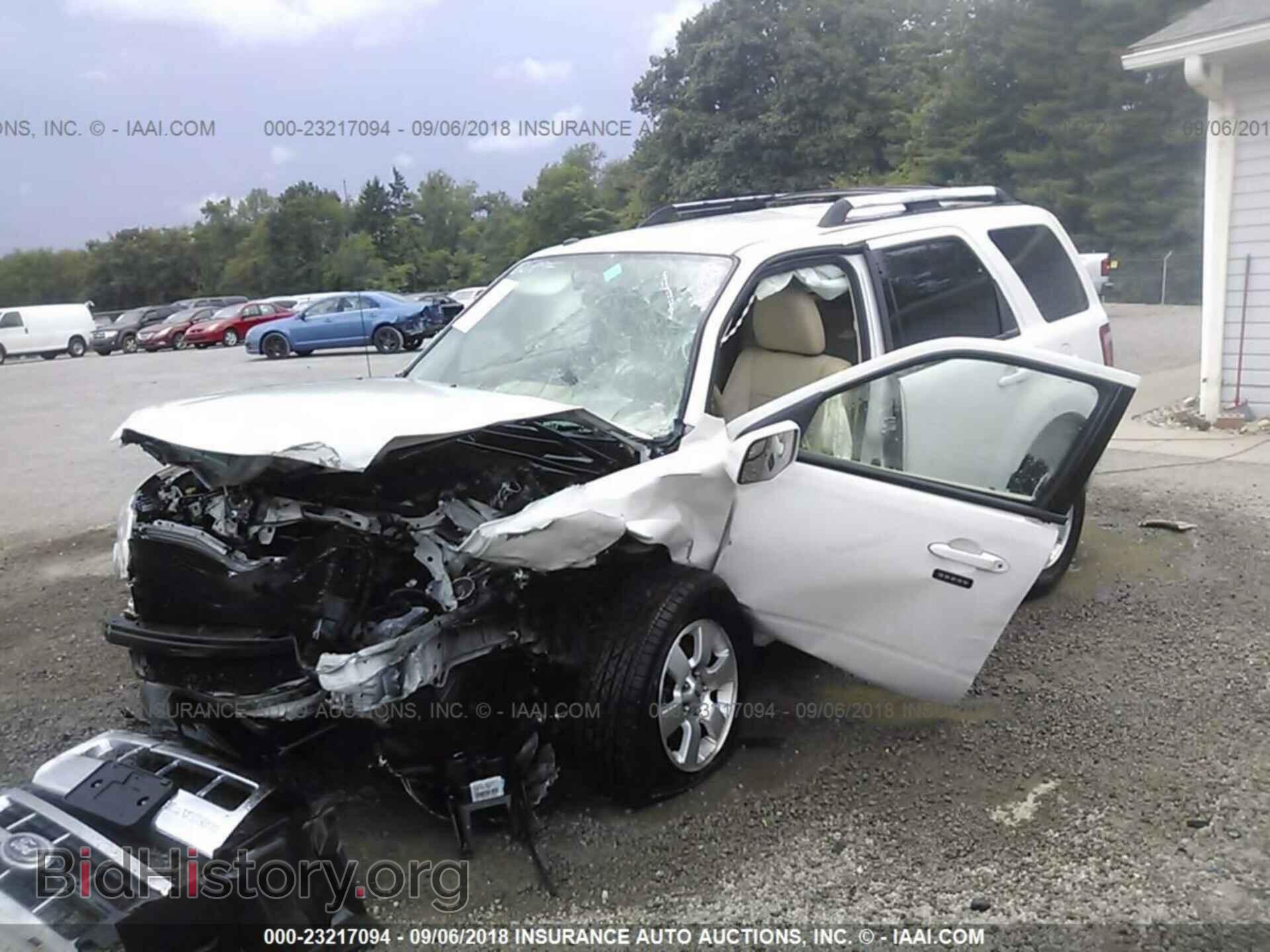 2011 Ford Escape - VIN: 1FMCU0EG8BKA15338 - Фото 2
