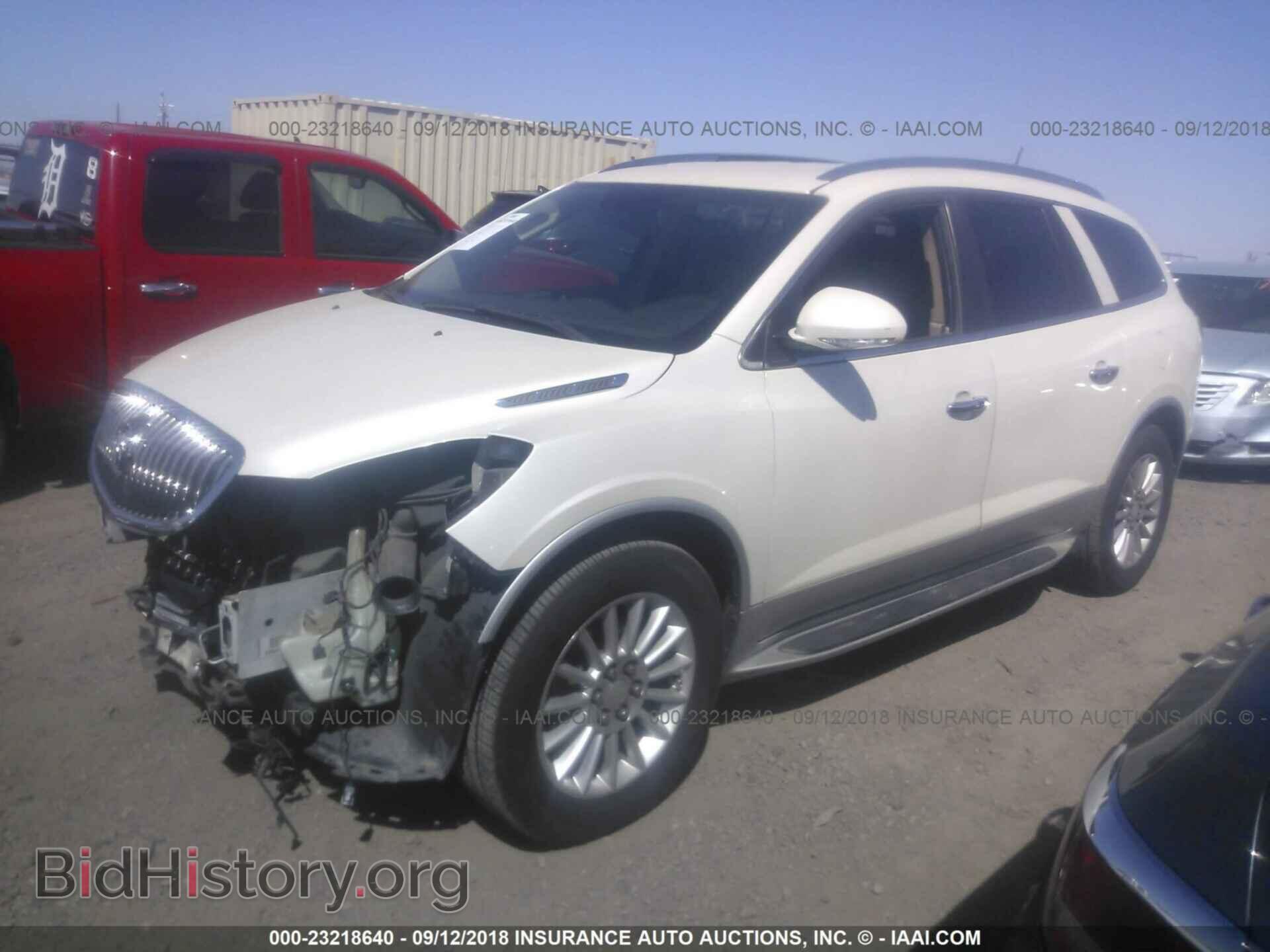 2011 Buick Enclave - VIN: 5GAKRAED3BJ312893 - Фото 2