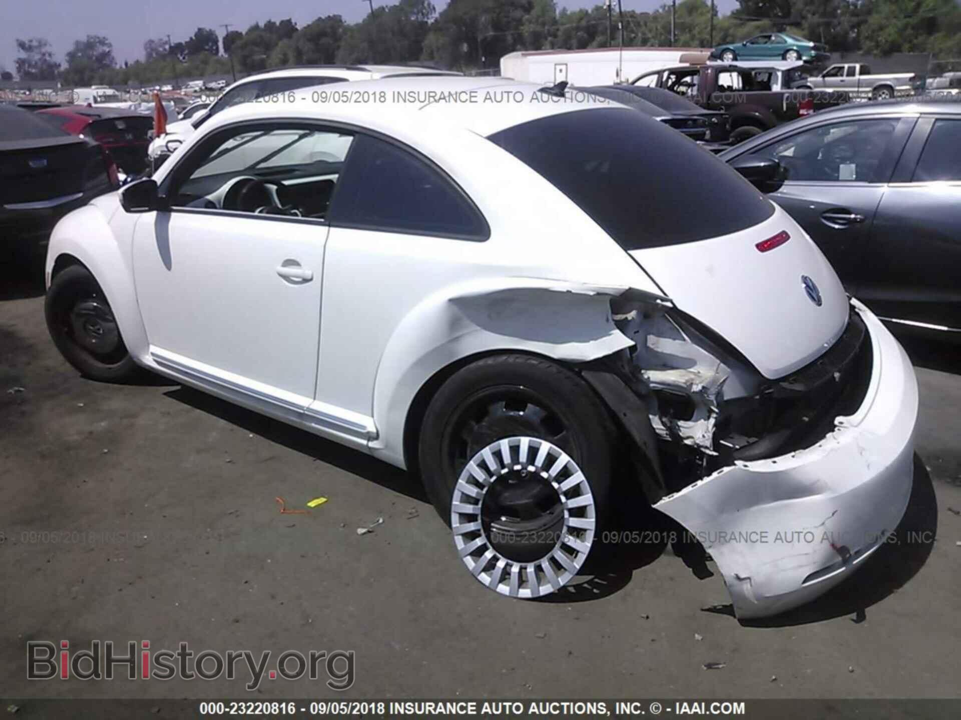 2014 Volkswagen Beetle - VIN: 3VWJP7AT2EM612784 - Фото 3