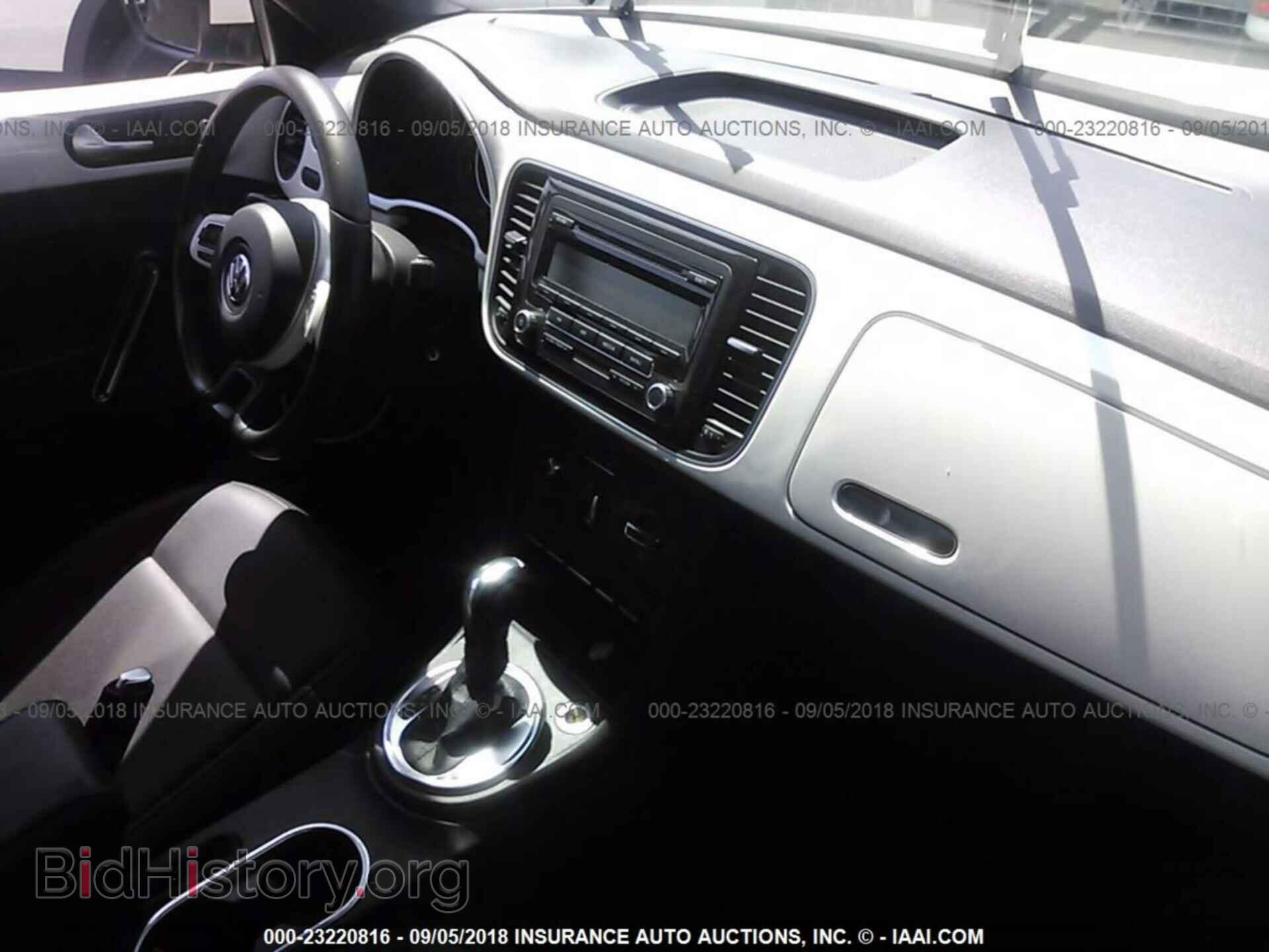 2014 Volkswagen Beetle - VIN: 3VWJP7AT2EM612784 - Фото 5