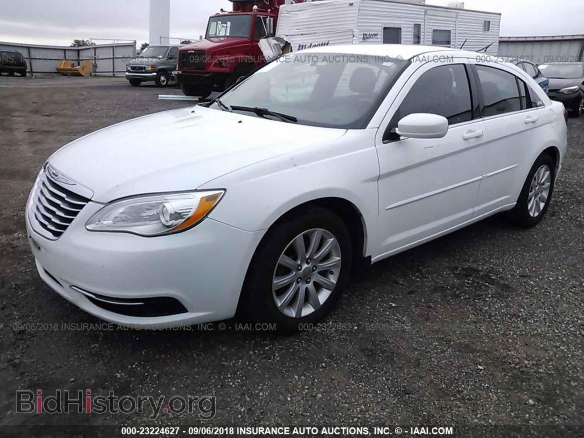 2013 Chrysler 200 - VIN: 1C3CCBBG1DN711164 - Фото 2
