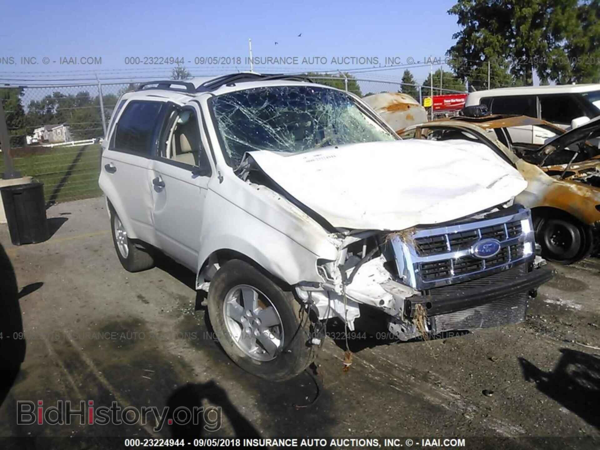 Photo 1FMCU0D71BKC49774 - Ford Escape 2011