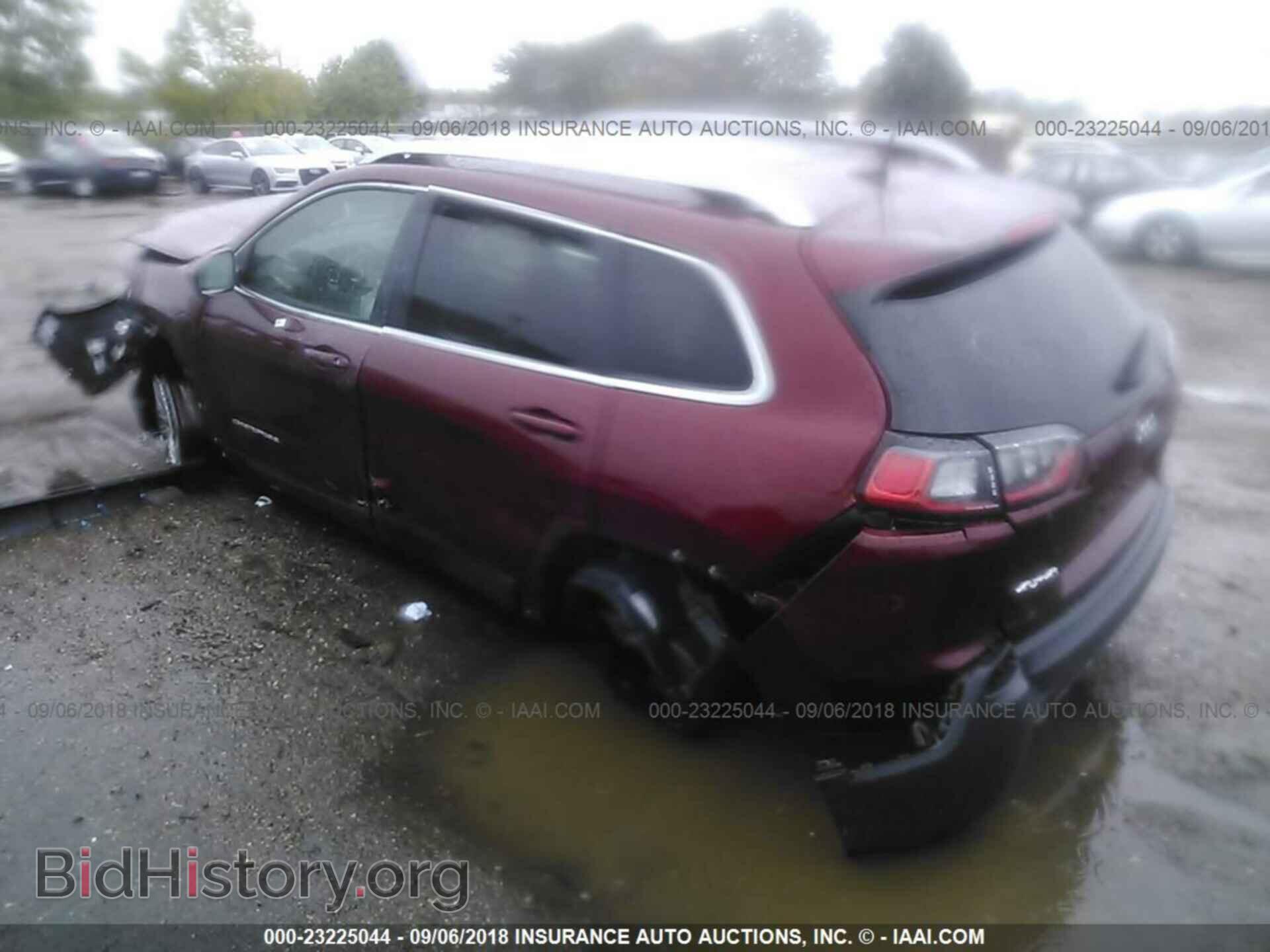 2019 Jeep Cherokee - VIN: 1C4PJMLB0KD213414 - Photo 3