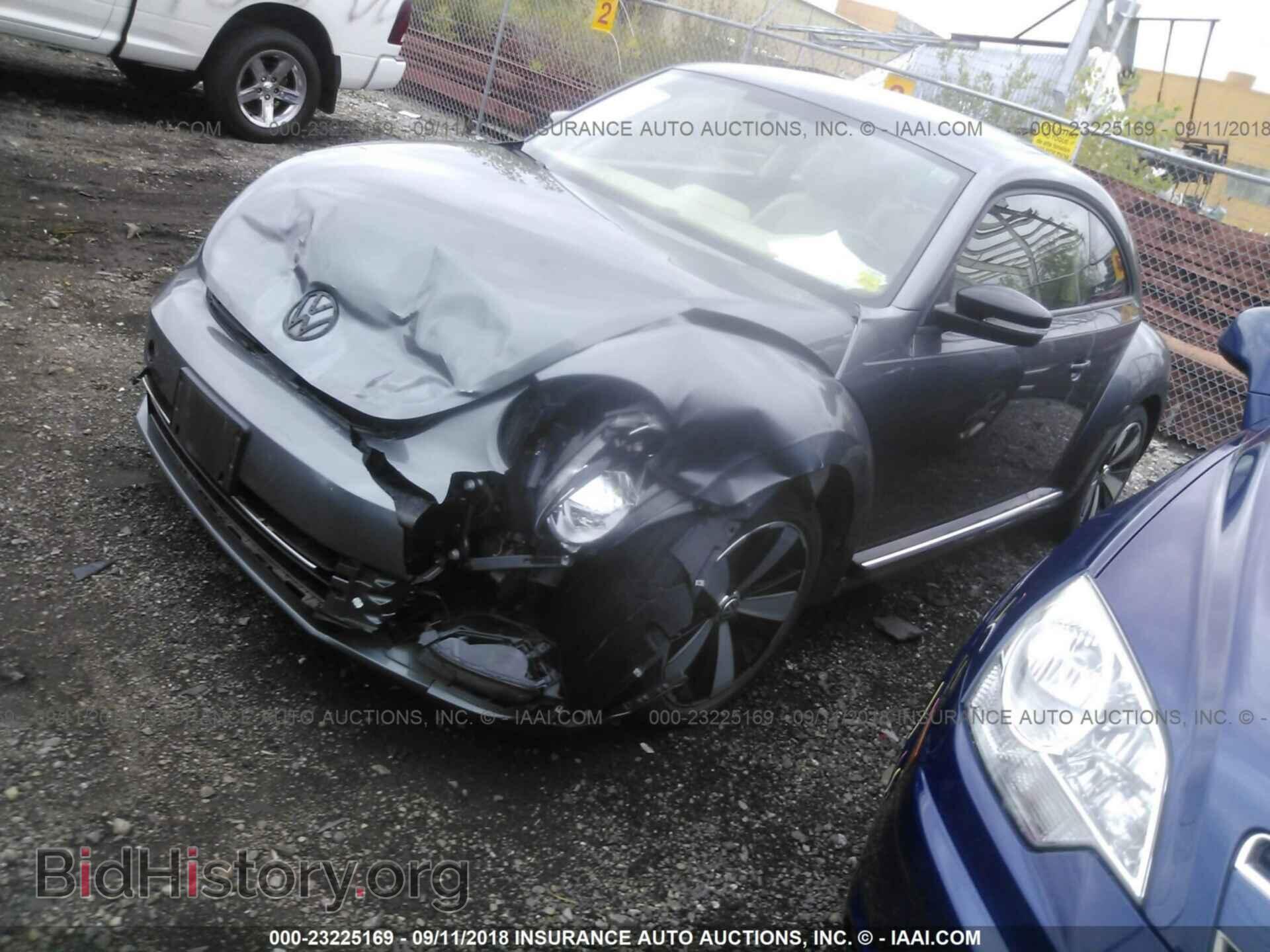 2013 Volkswagen Beetle - VIN: 3VWVA7AT8DM615688 - Фото 2