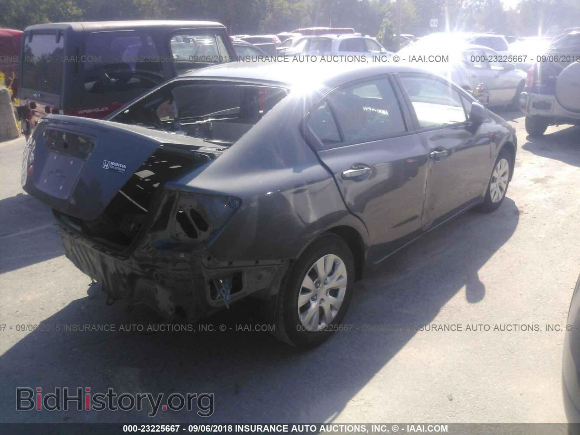 2012 Honda Civic - VIN: 2HGFB2F57CH579640 - Photo 4