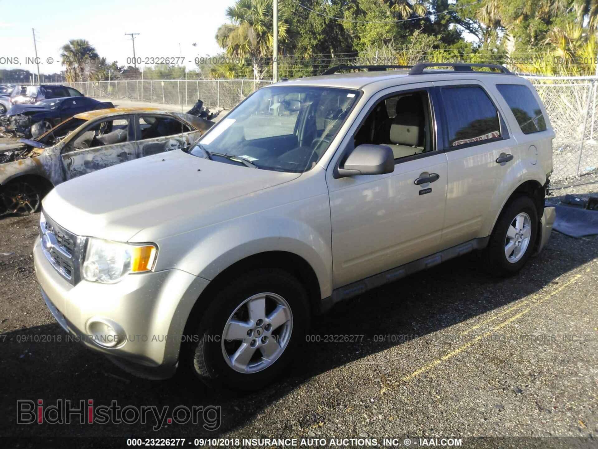 2011 Ford Escape - VIN: 1FMCU0D73BKC08983 - Photo 2