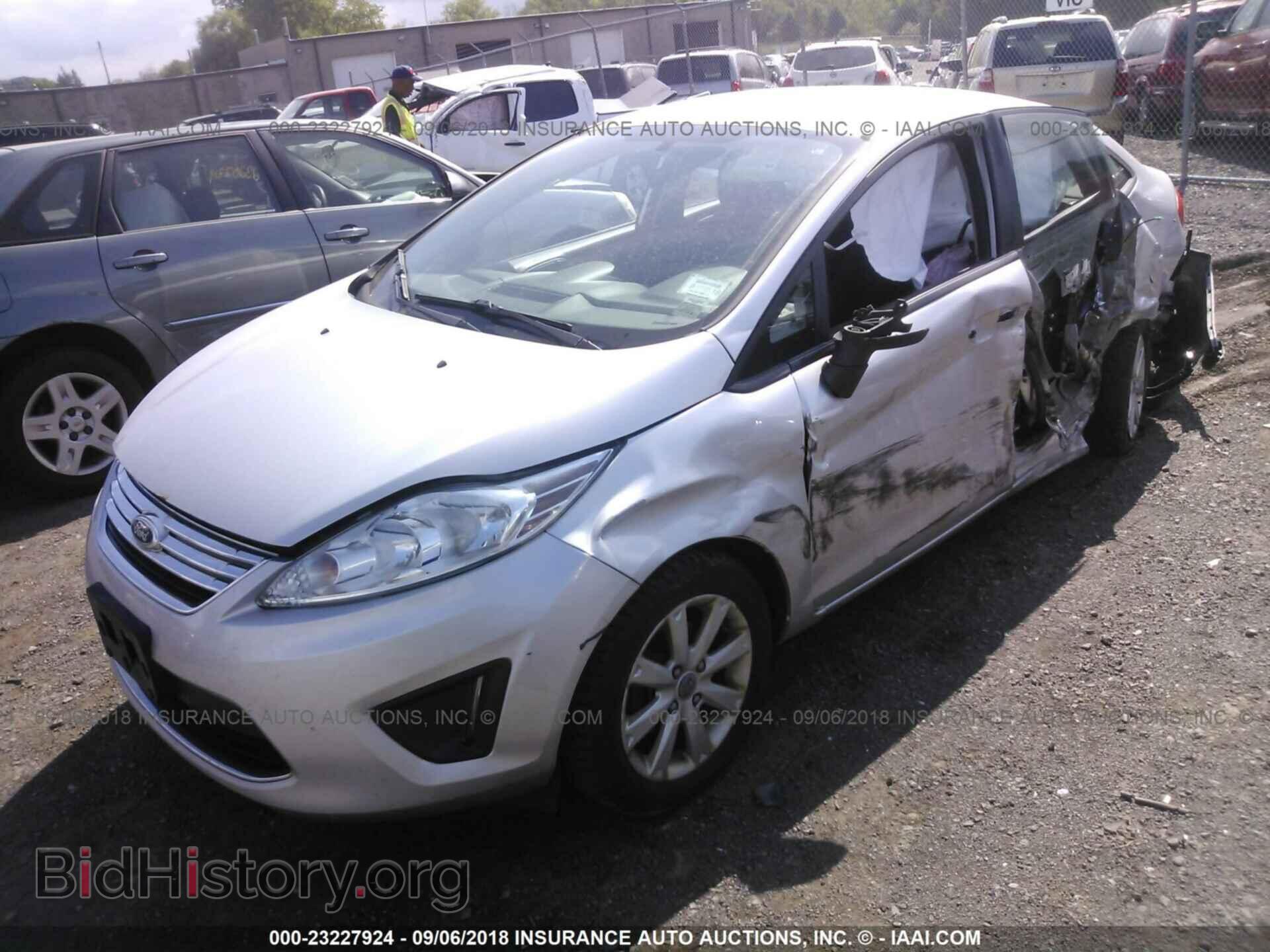 2012 Ford Fiesta - VIN: 3FADP4BJ8CM215224 - Фото 2