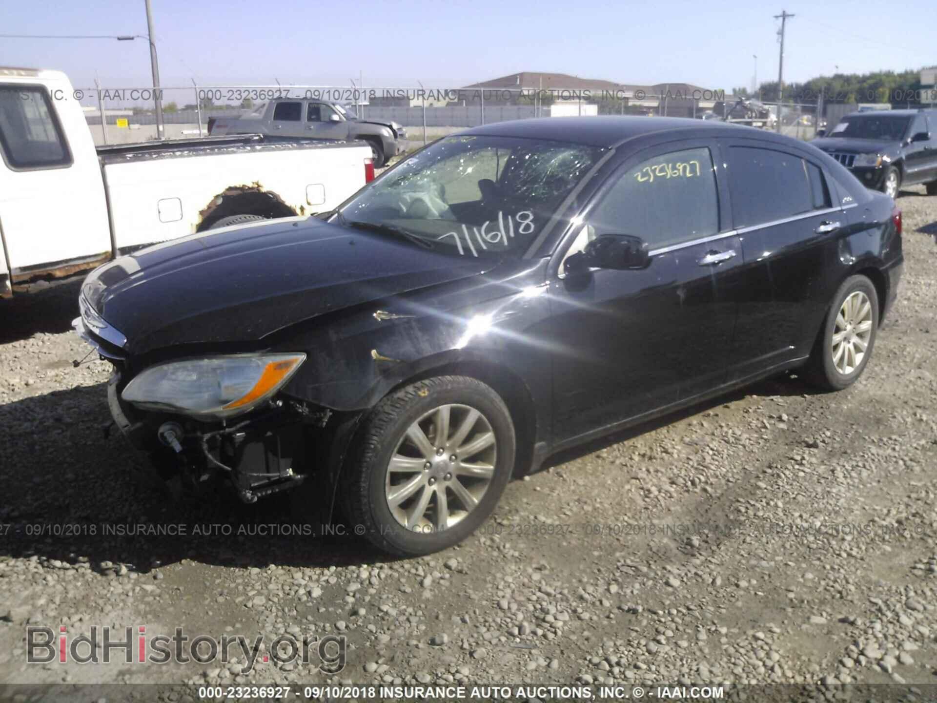 2013 Chrysler 200 - VIN: 1C3CCBCG1DN575617 - Фото 2