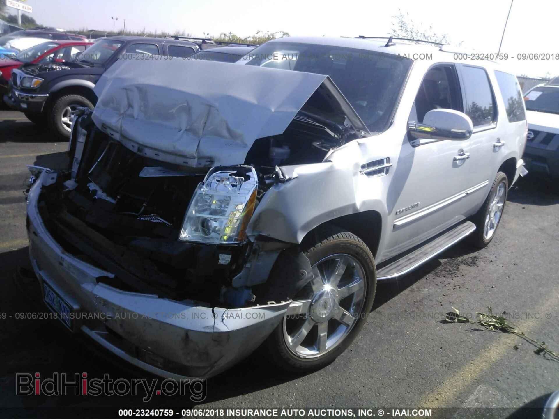 2011 Cadillac Escalade - VIN: 1GYS4BEF9BR126145 - Фото 2