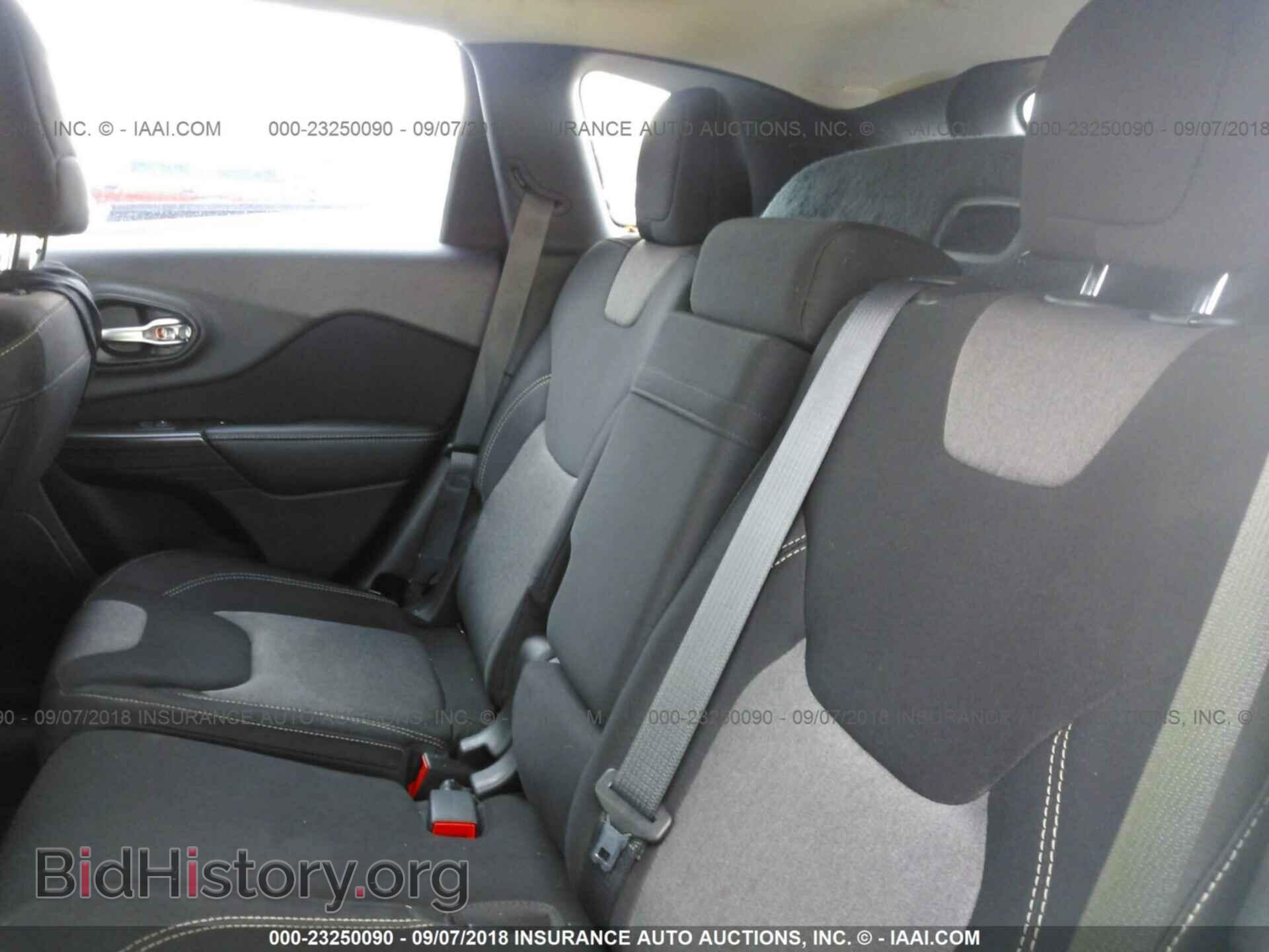 2015 Jeep Cherokee - VIN: 1C4PJLAB4FW711218 - Фото 8
