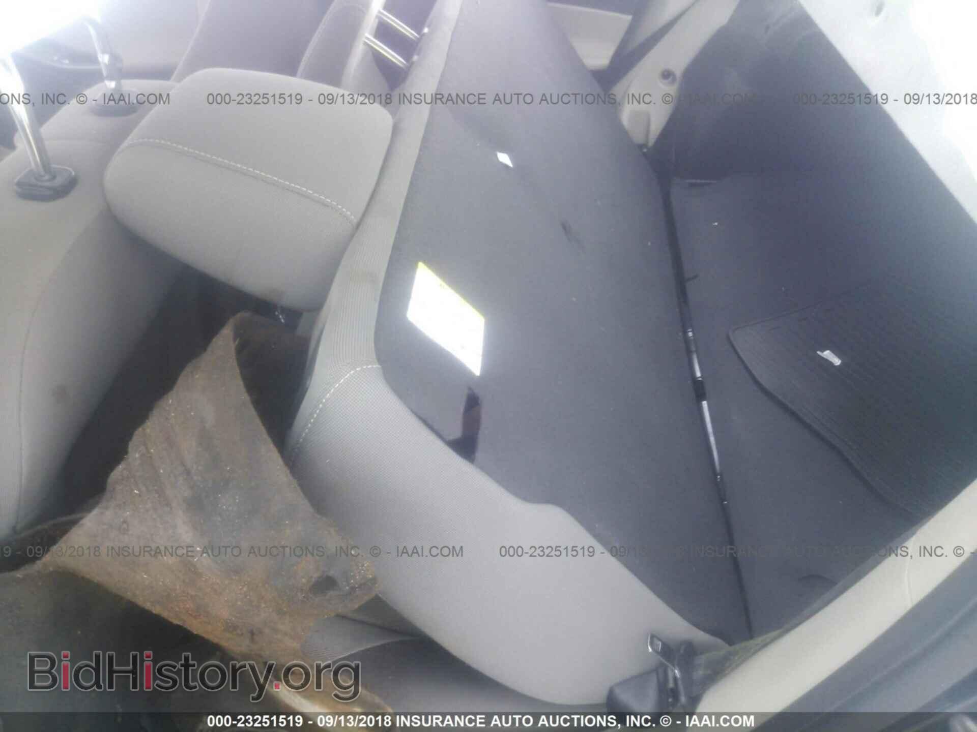 2012 Ford Focus - VIN: 1FAHP3F28CL102048 - Photo 8